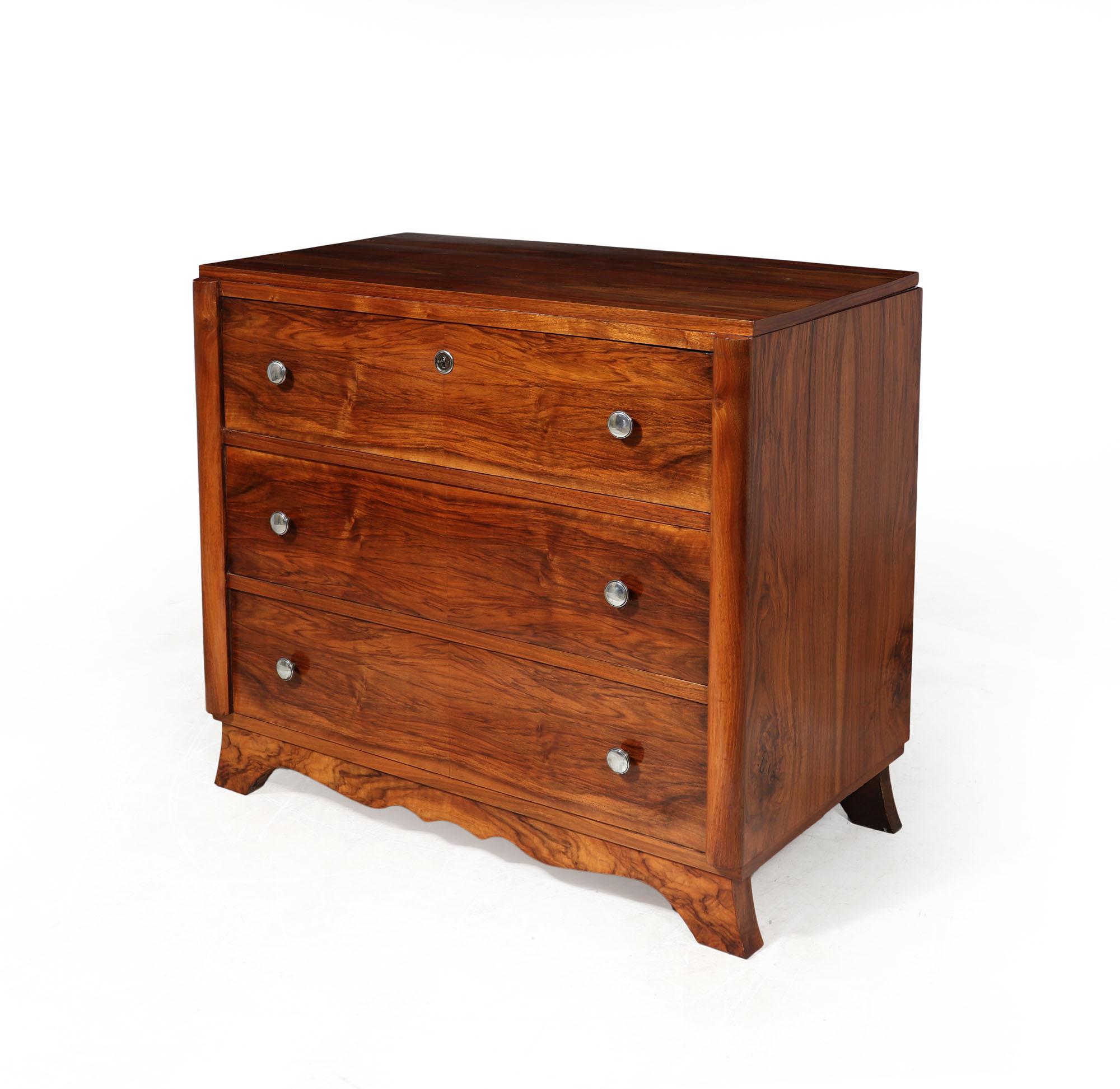  ART DECO WALNUT CHEST OF DRAWERS
Transport yourself to the 1930s with this stunning French Art Deco walnut chest of drawers. Its elegant design and metal handles exude sophistication, while its Three spacious drawers offer both style and