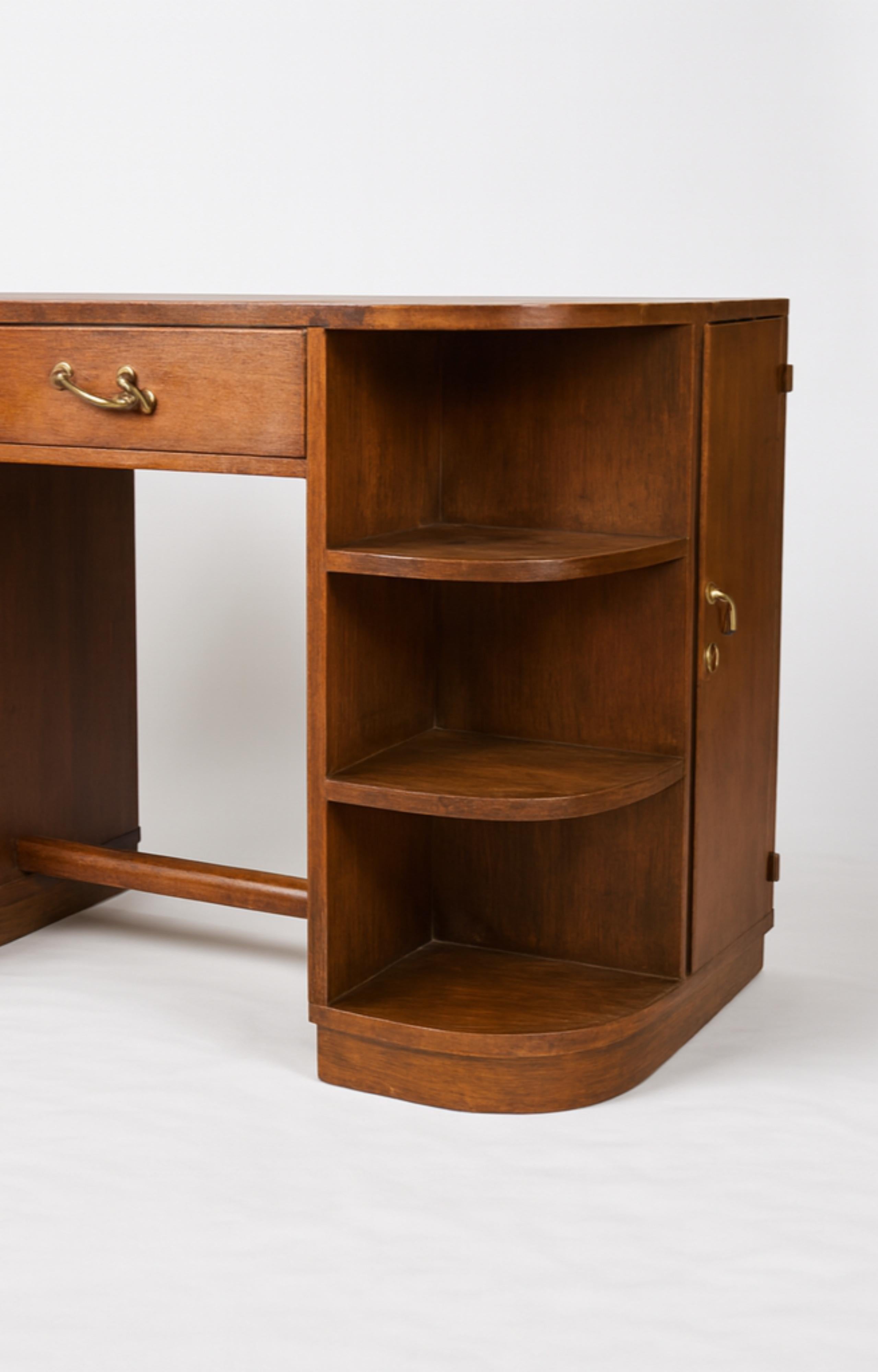 Français Bureau Art Déco en noyer, 20ème siècle en vente