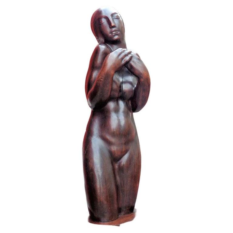 Exceptionnelle statue de femme nue en noyer massif, sculptée de façon expressive, de taille presque naturelle, reposant sur un socle à colonnes cannelées. La patine d'origine de la surface de la statue est riche et magnifiquement vieillie. Période