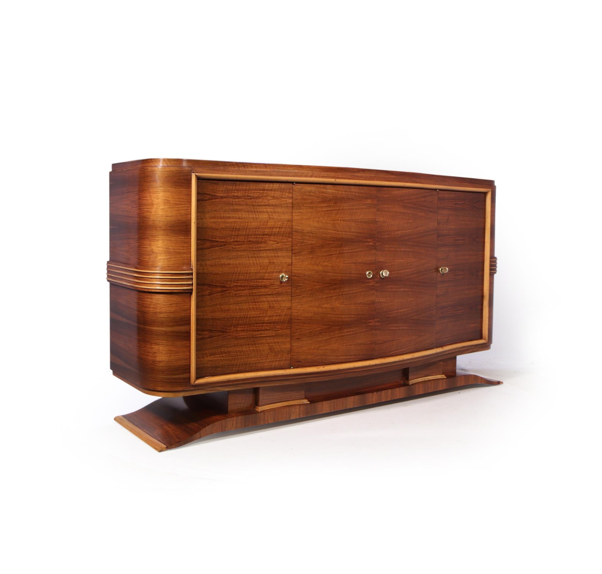Ein französisches Art-Deco-Sideboard aus gemasertem Nussbaumholz mit Buchsbaumverzierungen auf einem stilvollen Sockel. Das Sideboard hat vier zu öffnende Türen, die alle mit drei mitgelieferten Schlüsseln abschließbar sind. Hinter den Türen