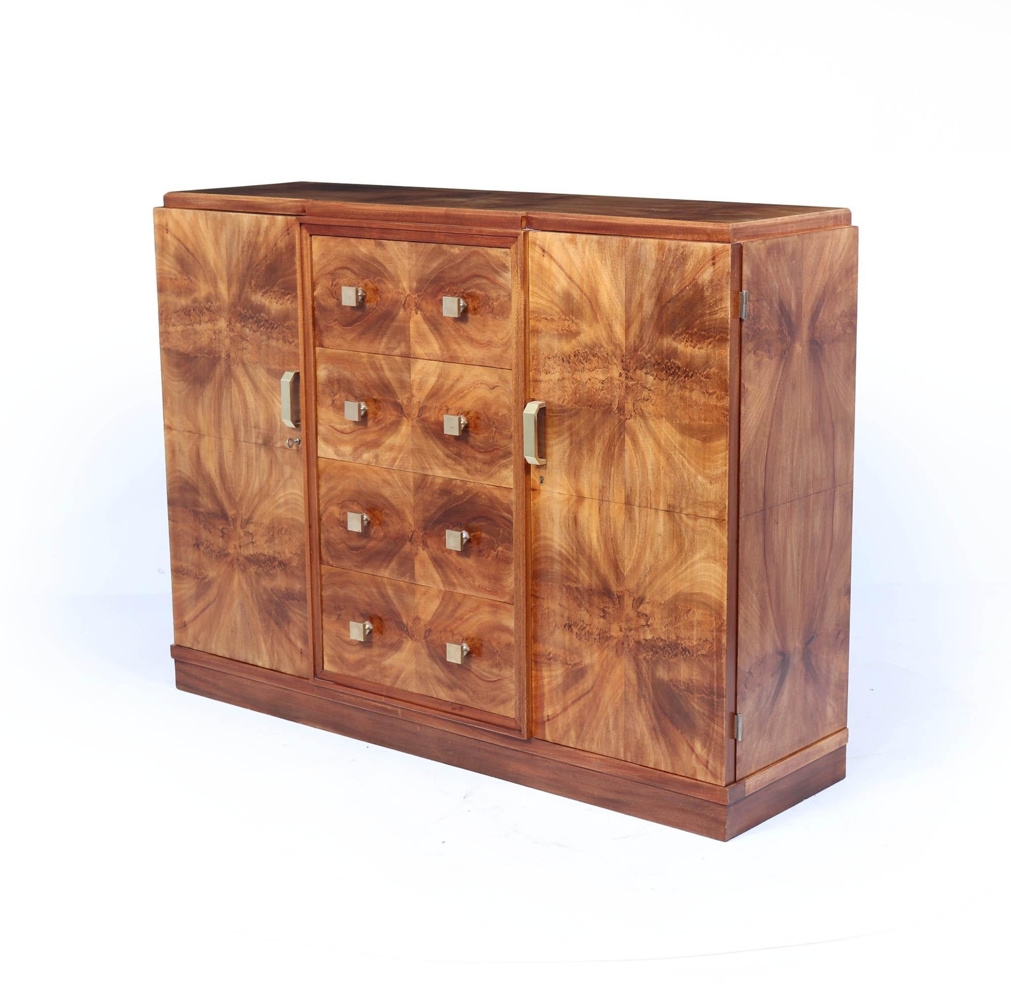 Credenza Art Deco 
Elegia il tuo spazio abitativo con questa squisita credenza francese Art Deco, un pezzo senza tempo che racchiude l'eleganza e la raffinatezza degli anni Venti. Realizzata con un'attenzione meticolosa per i dettagli, questa