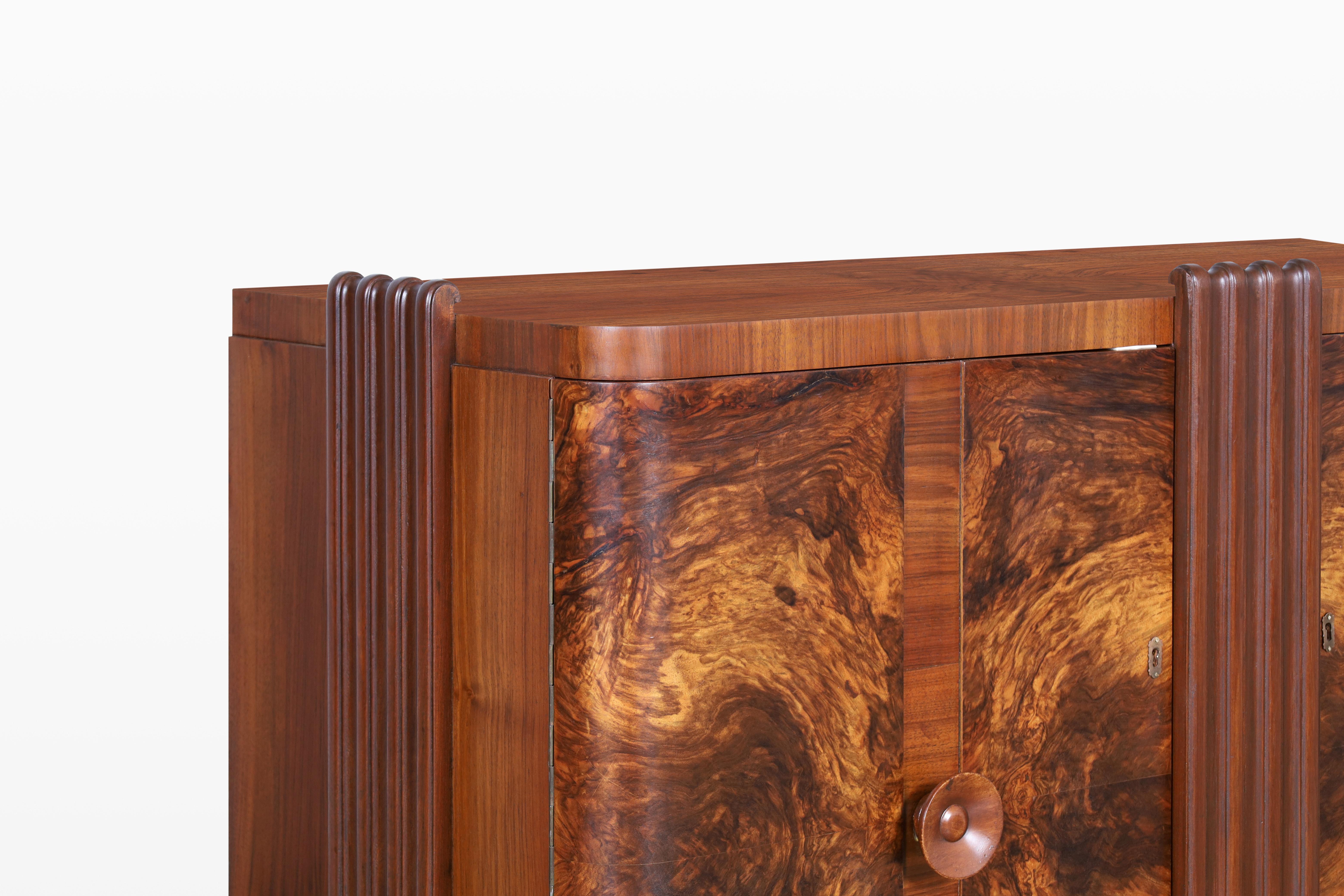 Credenza francese Art Déco in noce In condizioni ottime in vendita a North Hollywood, CA