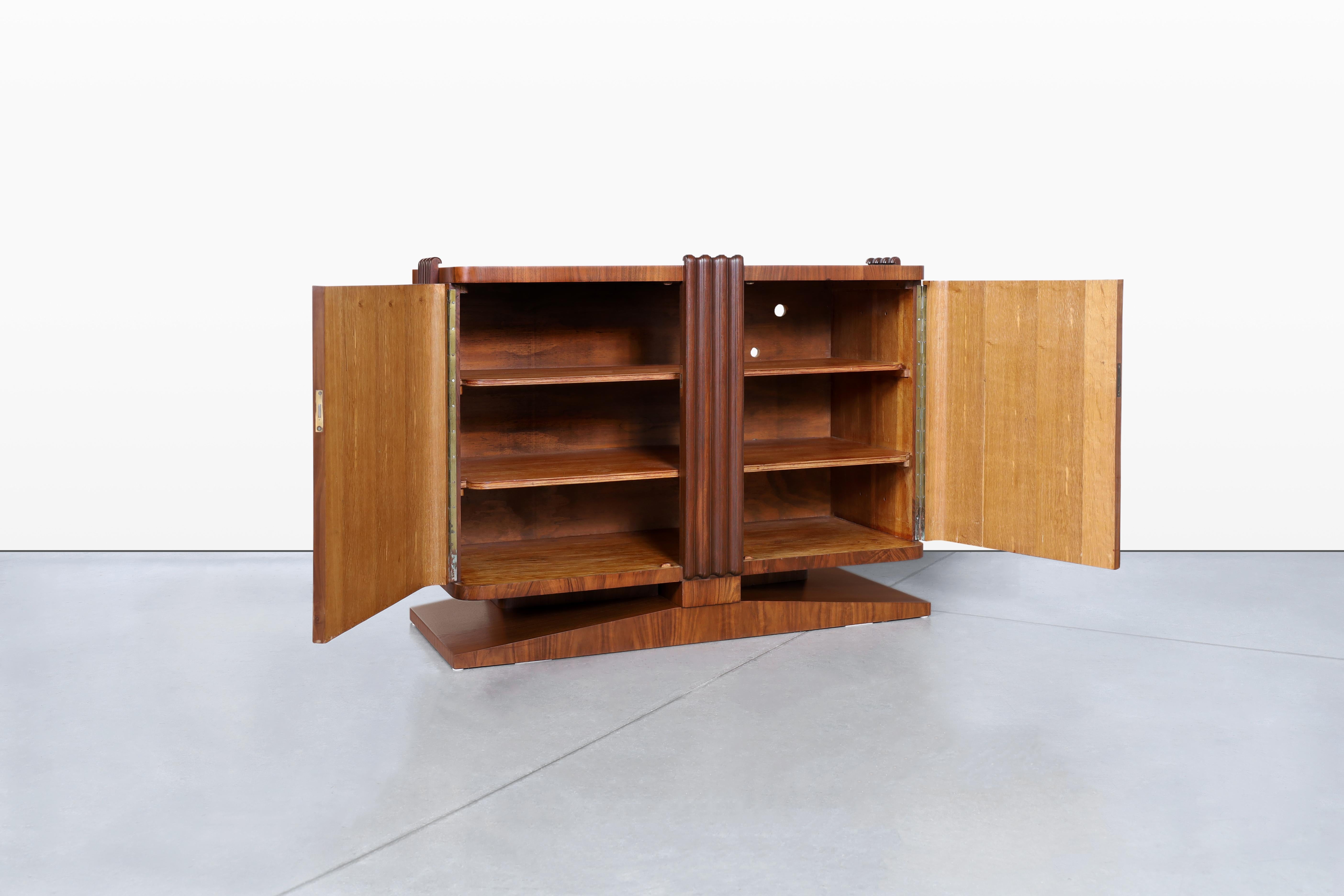 Metà XX secolo Credenza francese Art Déco in noce in vendita