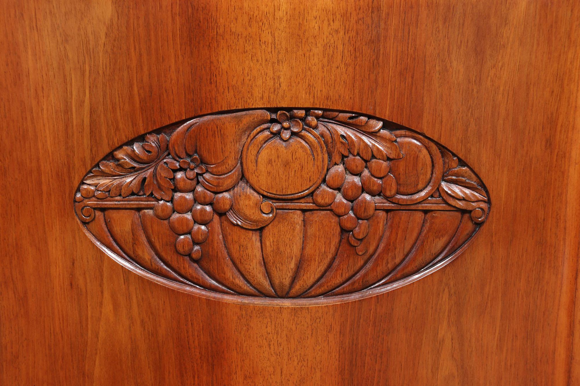 Französisches Art Deco Nussbaum Sideboard (Marmor) im Angebot