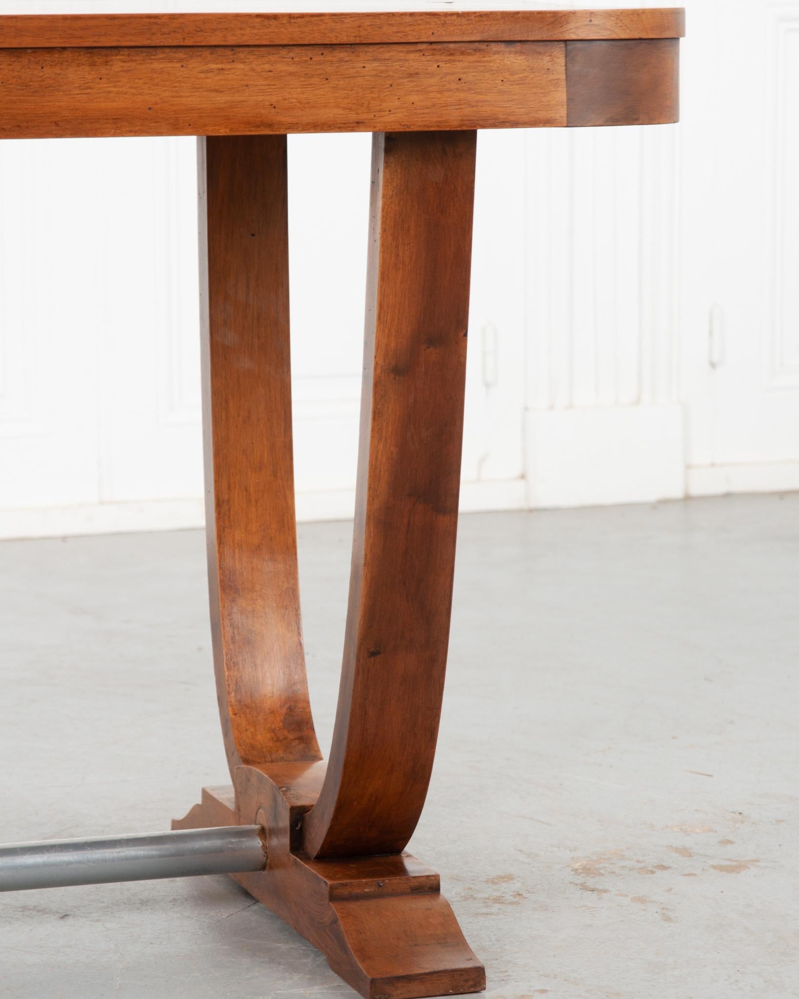Französischer Art-Déco-Tisch aus Nussbaumholz (Metallarbeit)