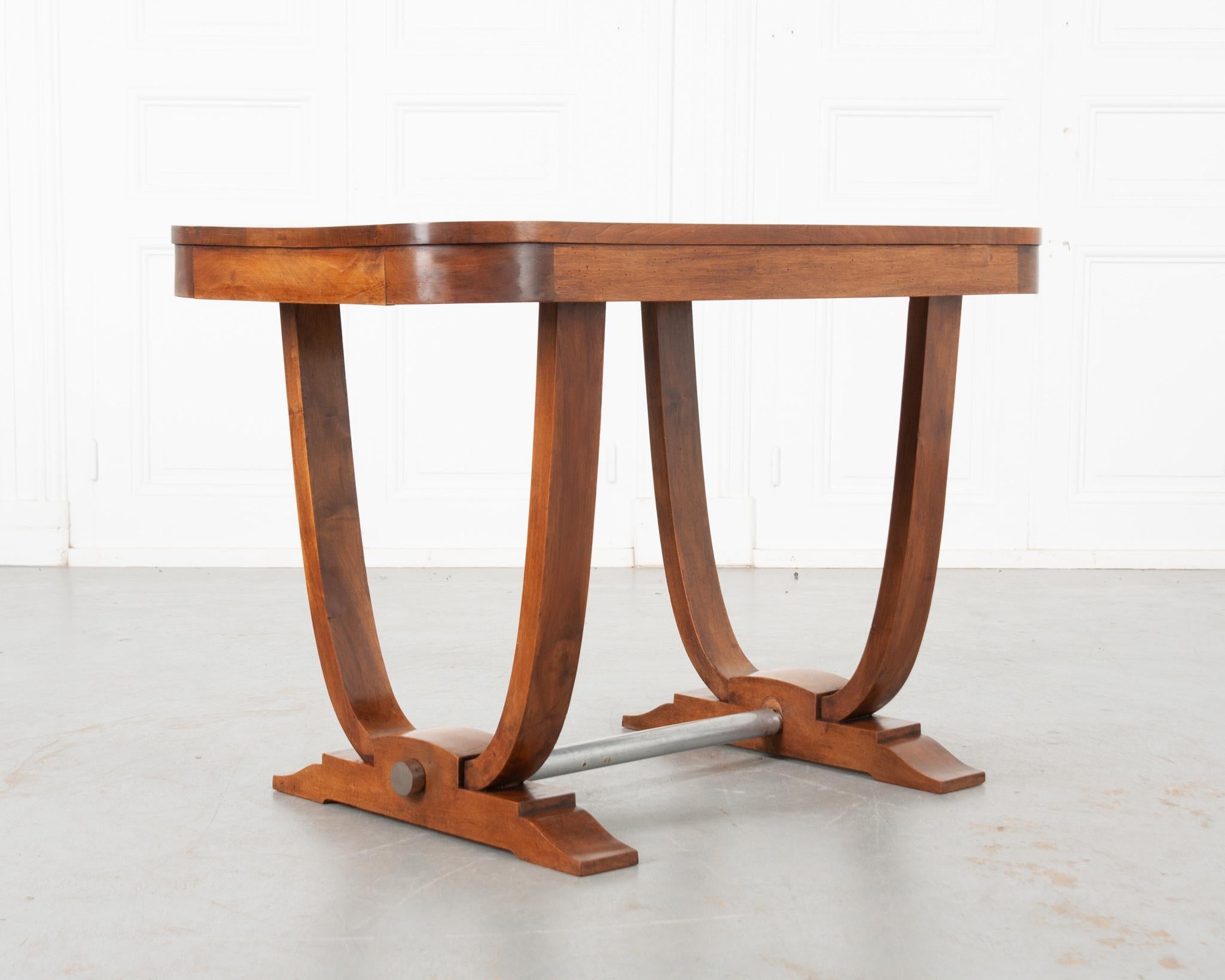 Französischer Art-Déco-Tisch aus Nussbaumholz 2