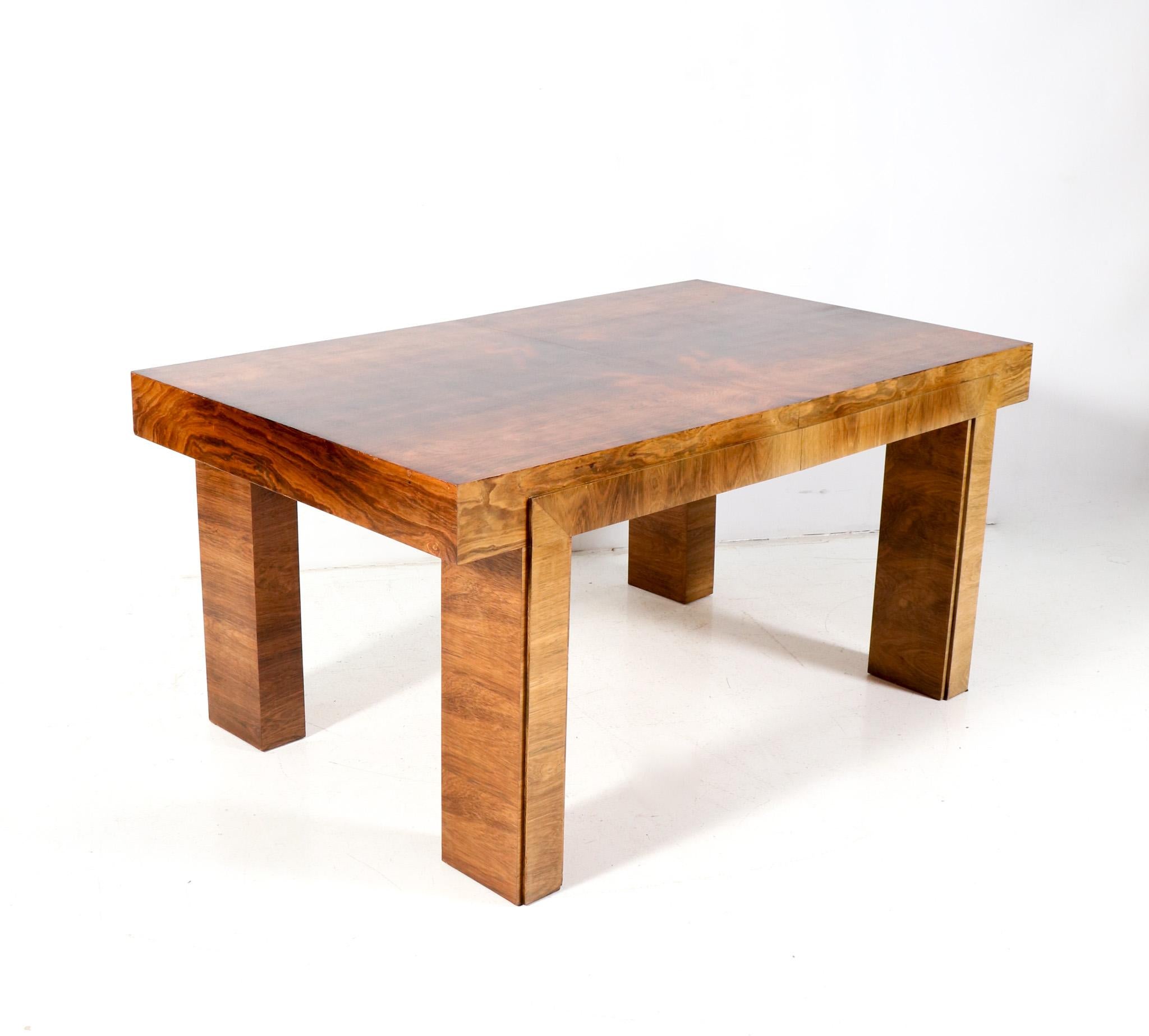 Stupendo e raro tavolo o scrittoio in stile Art Déco.
Un sorprendente design francese del 1930.
Noce massiccio e base originale impiallacciata in noce.
La parte superiore può essere estesa ma mancano le foglie aggiuntive.
Può essere utilizzato anche