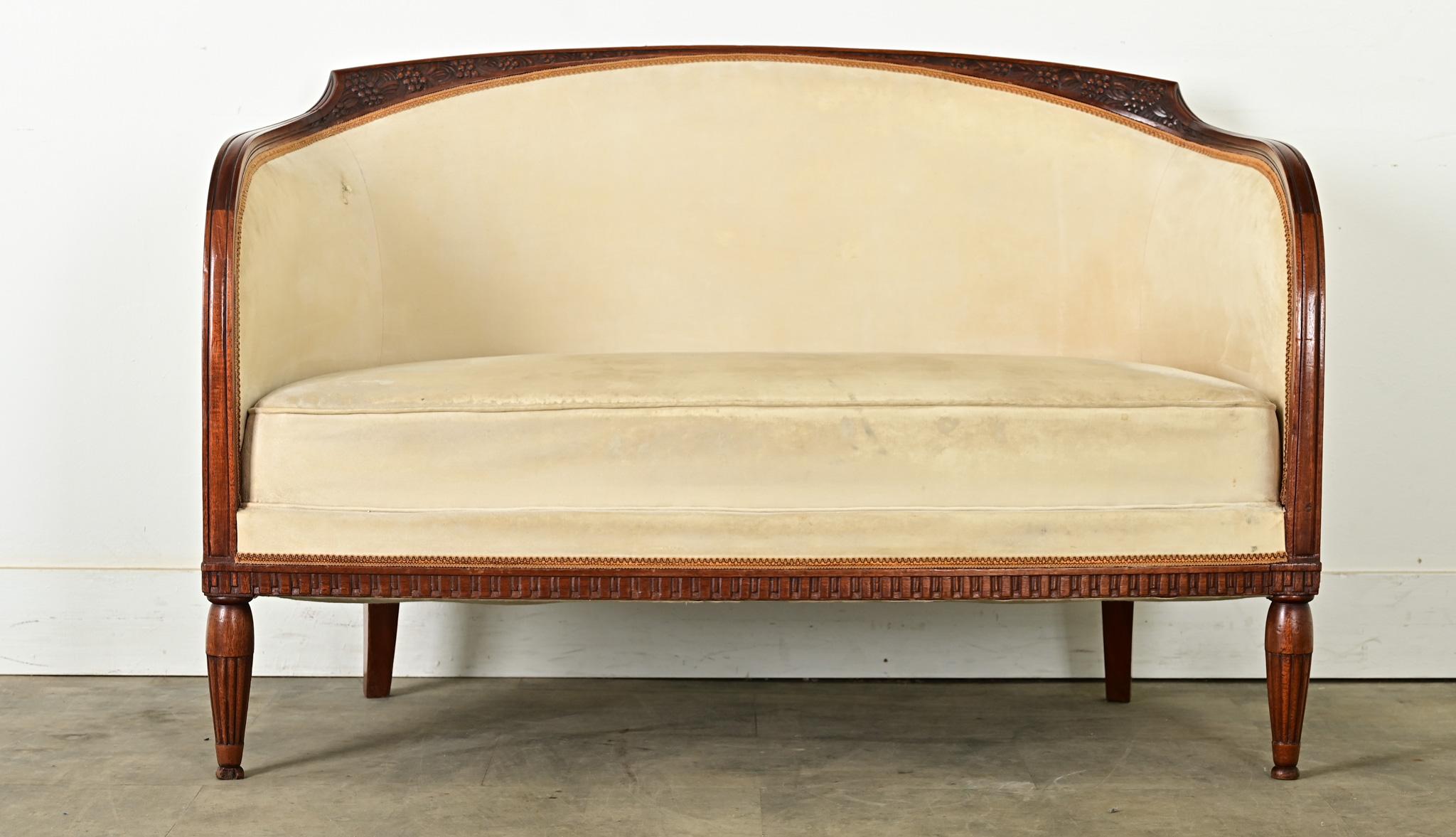 Questo raffinato e intramontabile divano con struttura in noce è stato realizzato in Francia all'inizio del XX secolo, all'epoca dell'Art Decor, con caratteristiche di transizione rispetto agli stili precedenti per adattarsi a diversi gusti