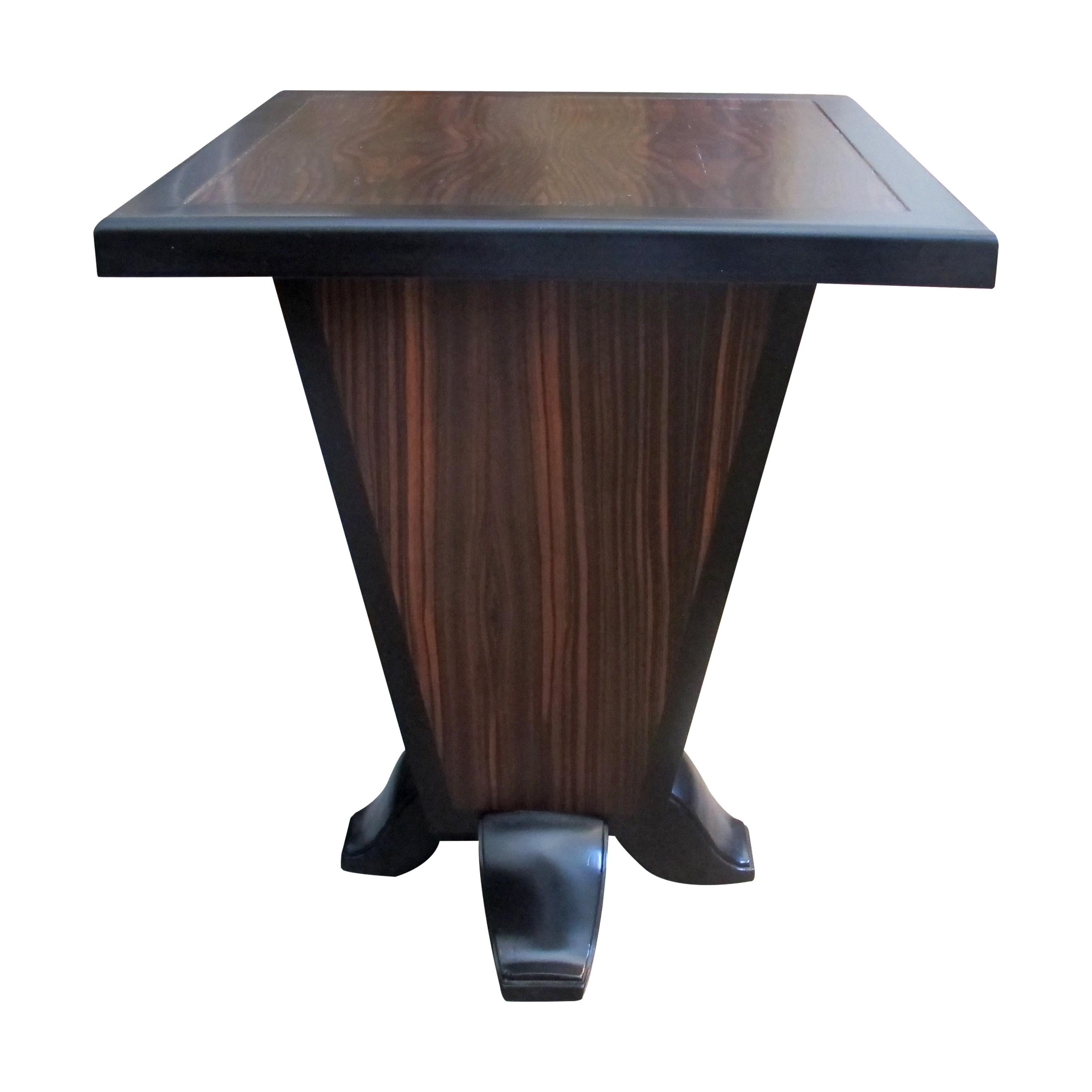 Mesa auxiliar francesa Art Decó chapada en nogal con base piramidal invertida Francés en venta