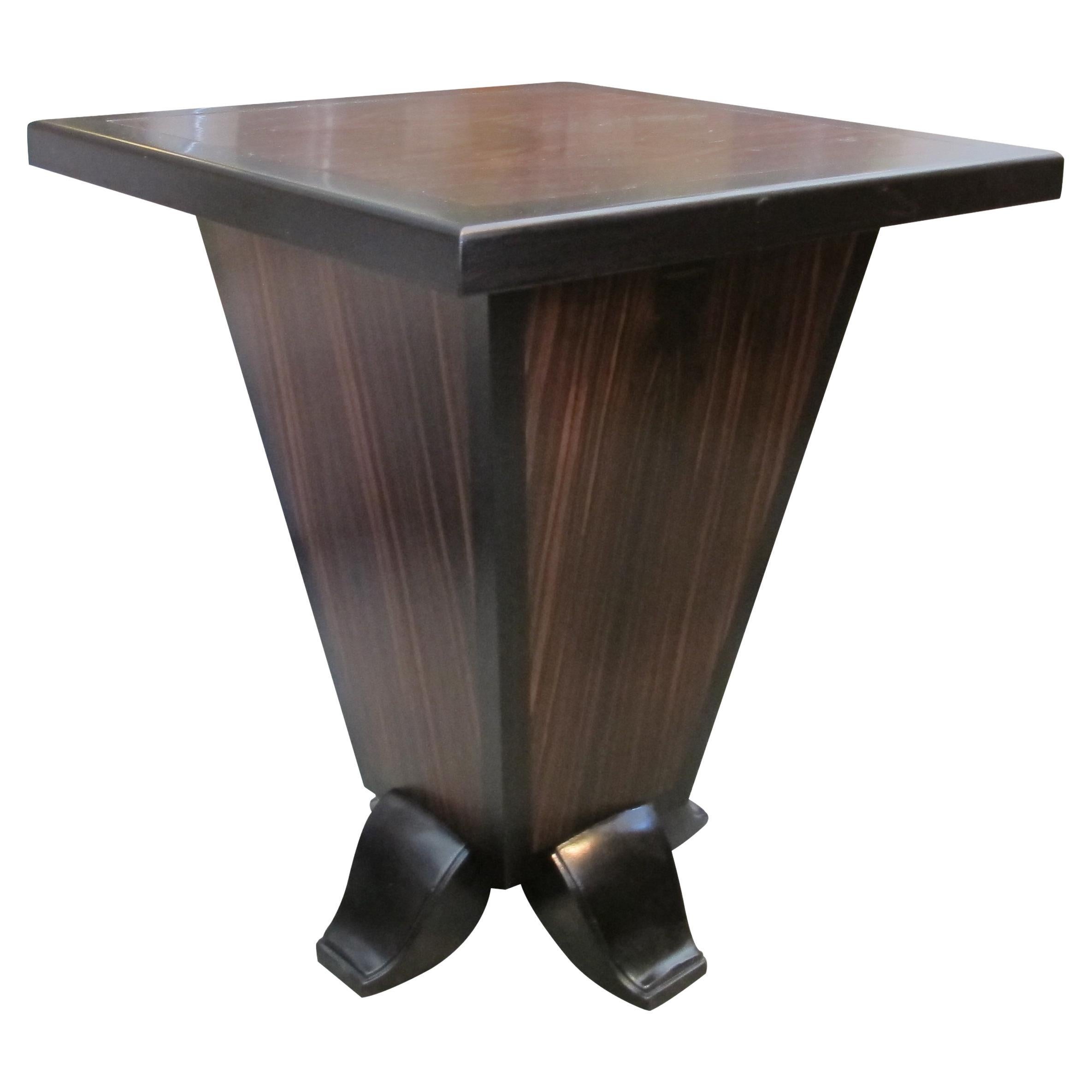 Table d'appoint Art Déco en placage de noyer avec base pyramidale inversée