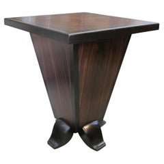 Table d'appoint Art Déco en placage de noyer avec base pyramidale inversée