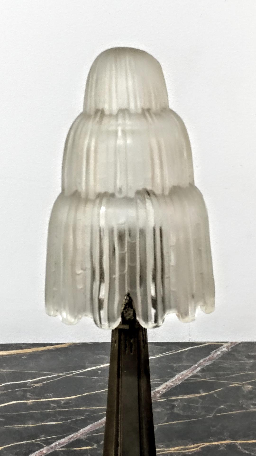 Une étonnante lampe de table Art Déco française connue sous le nom de « cascade » a été créée dans les années 1930 par le maître français « Mario Ernest SABINO » (1878-1961). L'abat-jour est marqué SABINO 4640 France, rehaussé d'un design nervuré