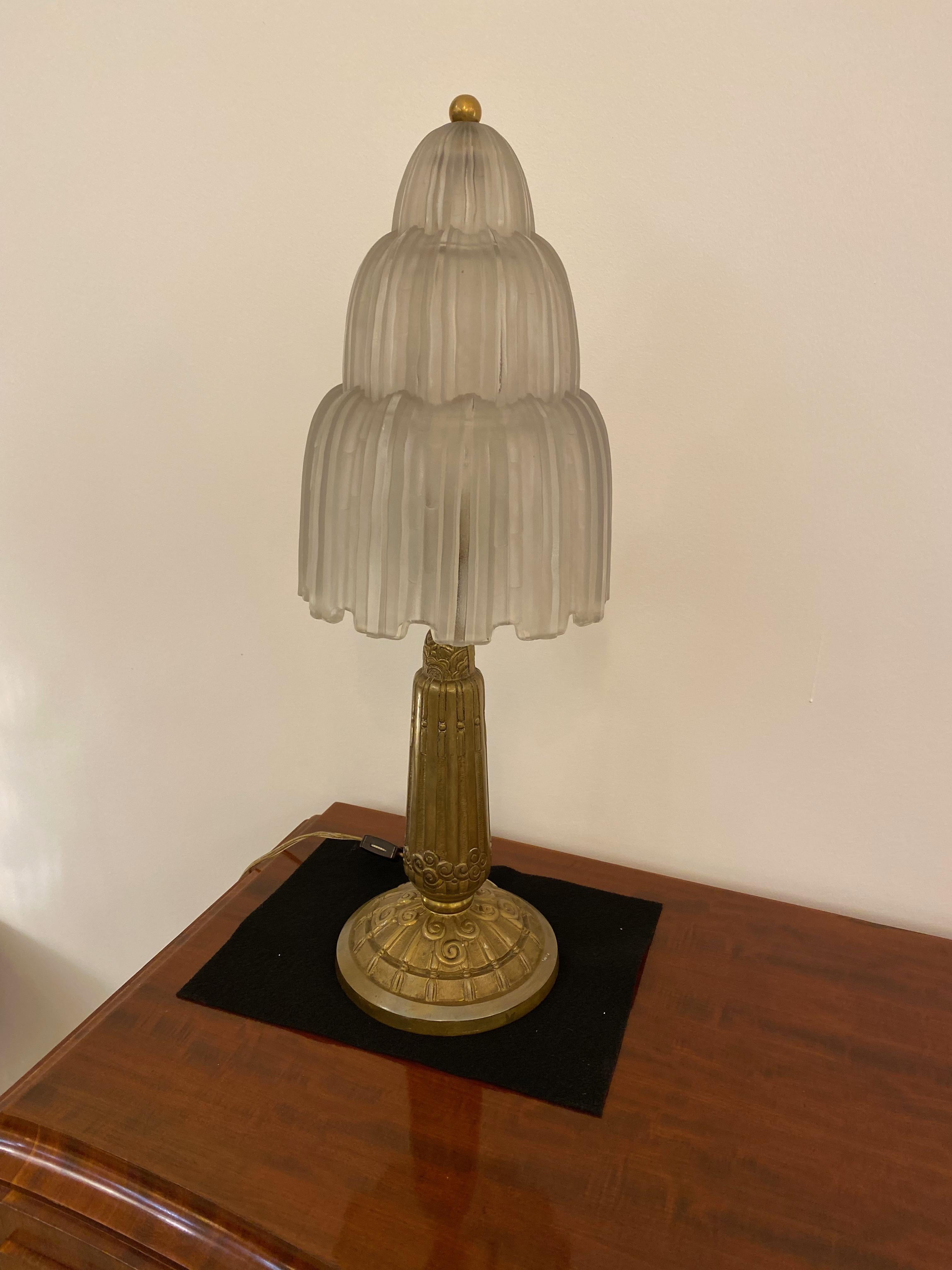 Single French Art Deco table lamp created by Marius Ernest Sabino. The shade is clear frosted glass with polished details referred to as the 