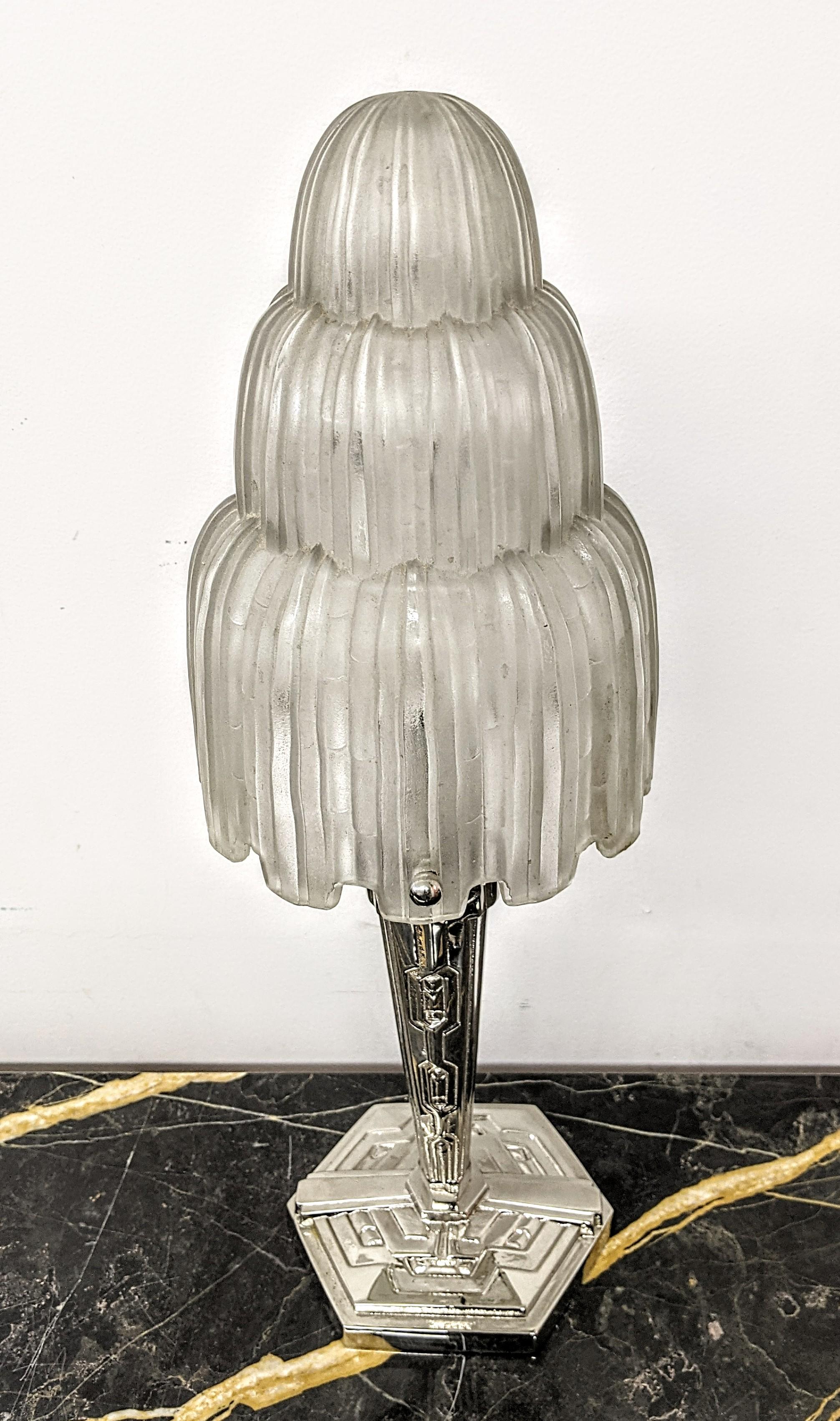 Art déco Lampe de table Art Déco française en cascade signée par Sabino  en vente