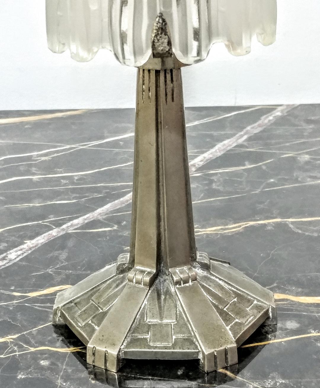 Français Lampe de table Art Déco française en cascade signée par Sabino en vente
