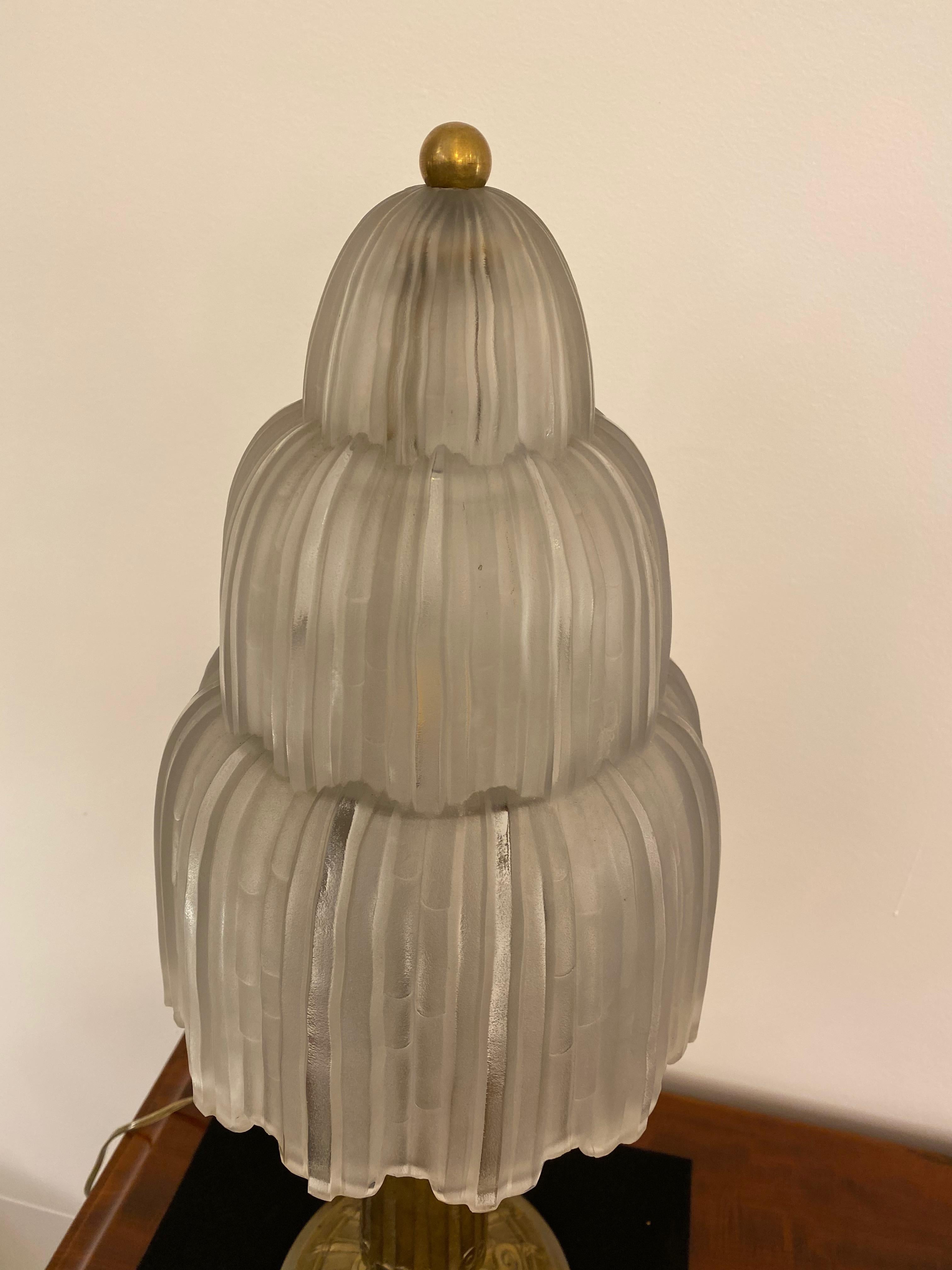 Lampe de table Art Déco française « cascade » signée par Sabino Bon état - En vente à North Bergen, NJ