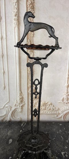 Portasigarette francese in stile Art Déco a forma di whippet, in ghisa, 1925-1930 circa