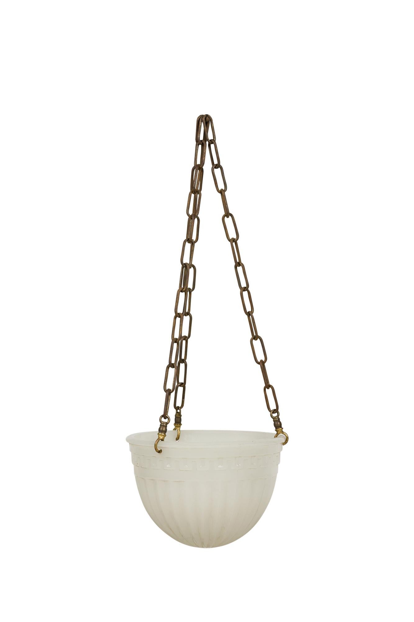 Lanterna francese Art Deco a forma di ciotola in alabastro bianco con un design scanalato sospeso da 3 catene (le misure si riferiscono solo alla lanterna, senza l'apparecchio di illuminazione)