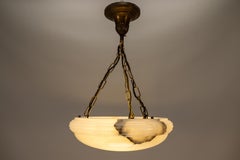 Lámpara colgante francesa Art Decó de alabastro blanco y latón de tres luces, ca. 1920