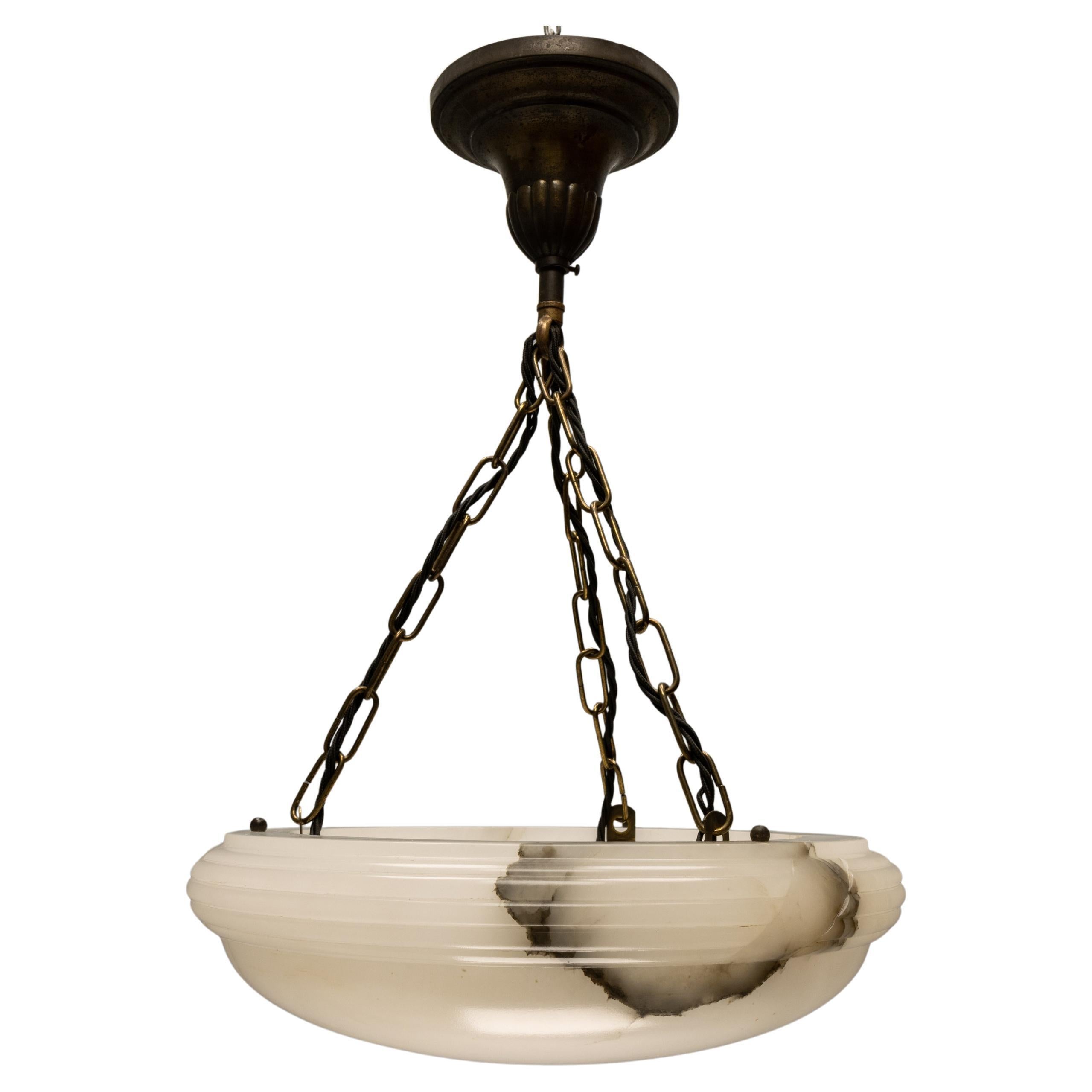 Lampada a sospensione a tre luci in ottone e alabastro bianco Art Deco francese, 1920 ca. in vendita