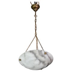 Lampada a sospensione Art Deco francese in alabastro bianco con venature scure, circa 1940