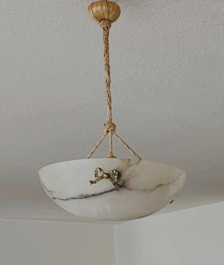 French Art Deco White Black Veining Alabaster Pendant Chandelier, 1930s In Good Condition For Sale In Frankfurt am Main, DE
