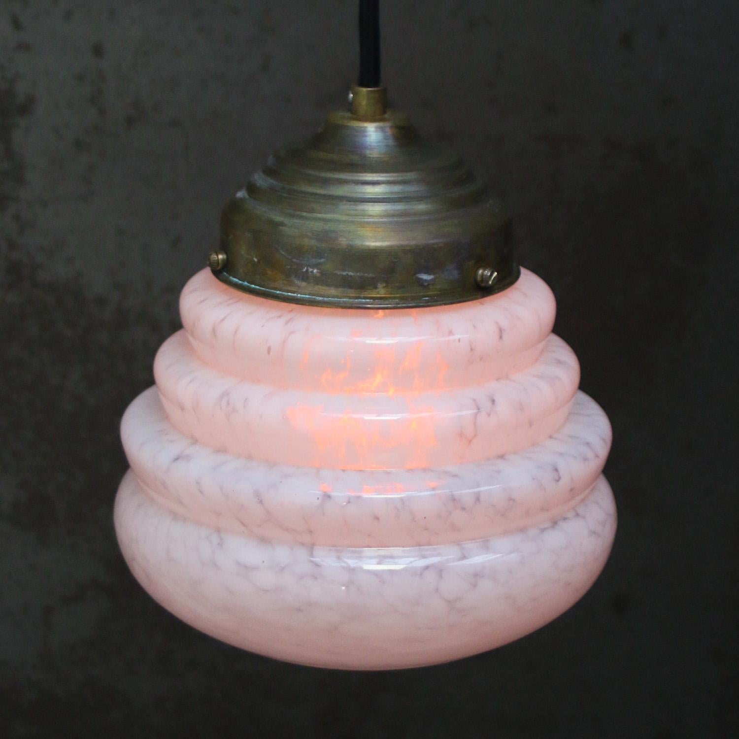 French Art Deco White “Clichy” Glass Pendant Lamp im Zustand „Gut“ im Angebot in Amsterdam, NL