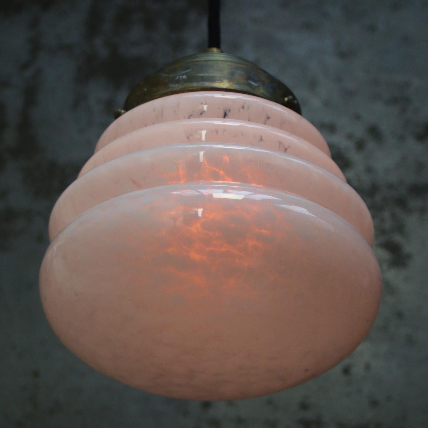 French Art Deco White “Clichy” Glass Pendant Lamp (20. Jahrhundert) im Angebot