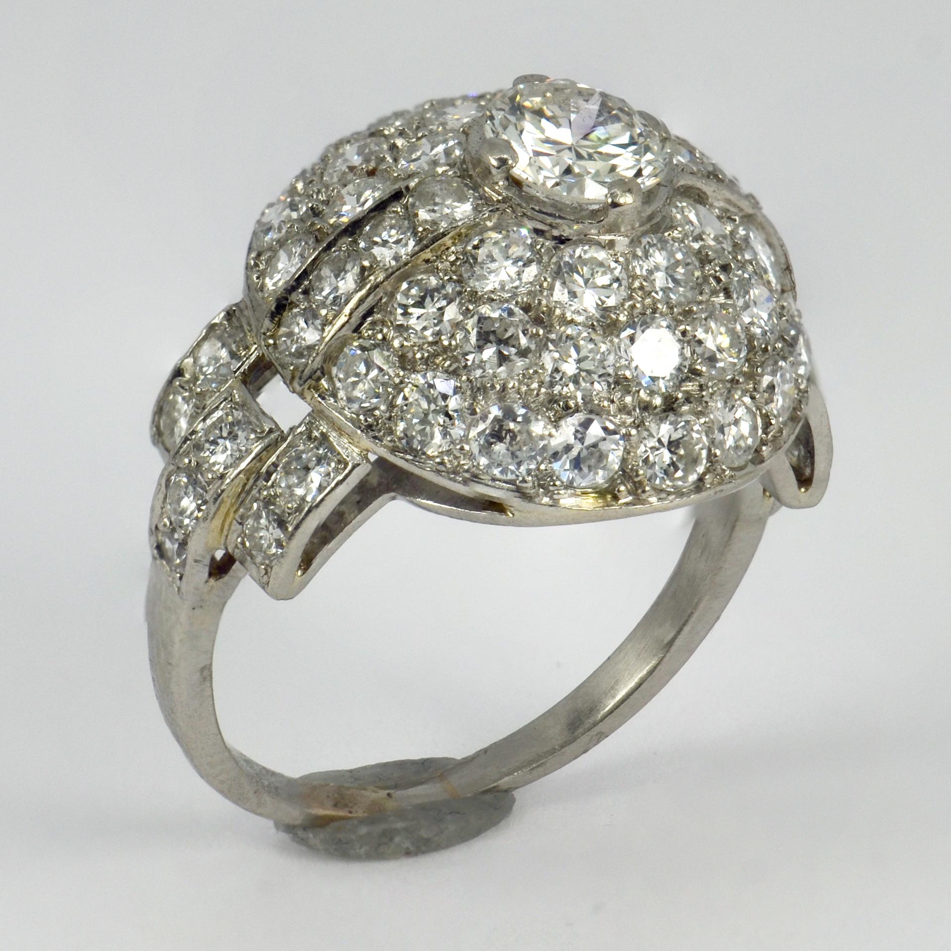 Französischer Art Deco Weißer Diamant Platin Target Dome Ring (Rundschliff) im Angebot