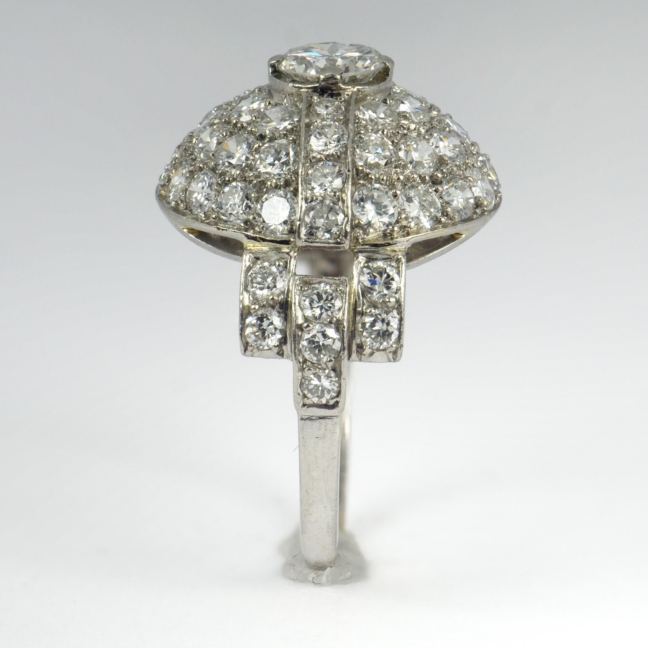 Französischer Art Deco Weißer Diamant Platin Target Dome Ring im Angebot 1