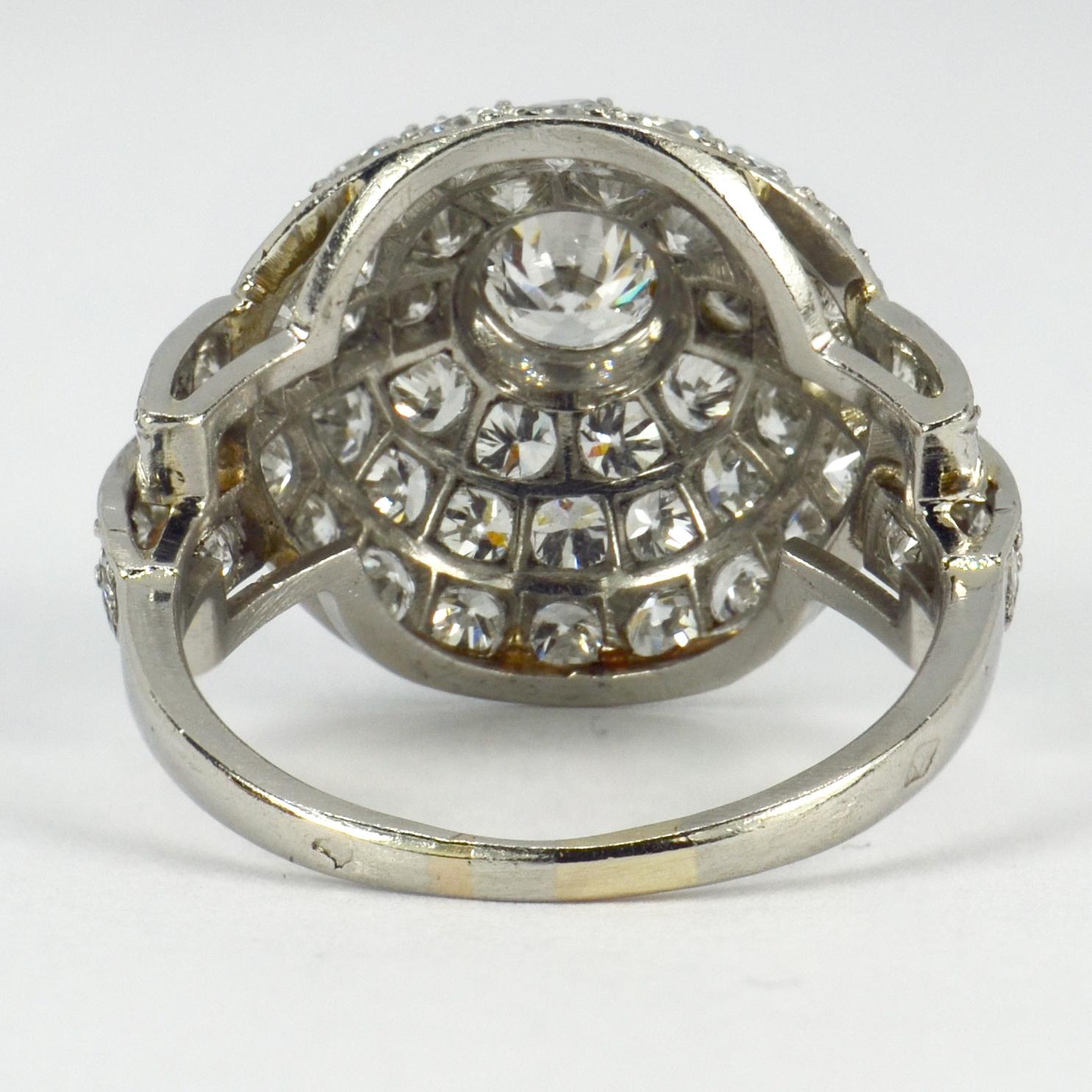 Französischer Art Deco Weißer Diamant Platin Target Dome Ring im Angebot 3