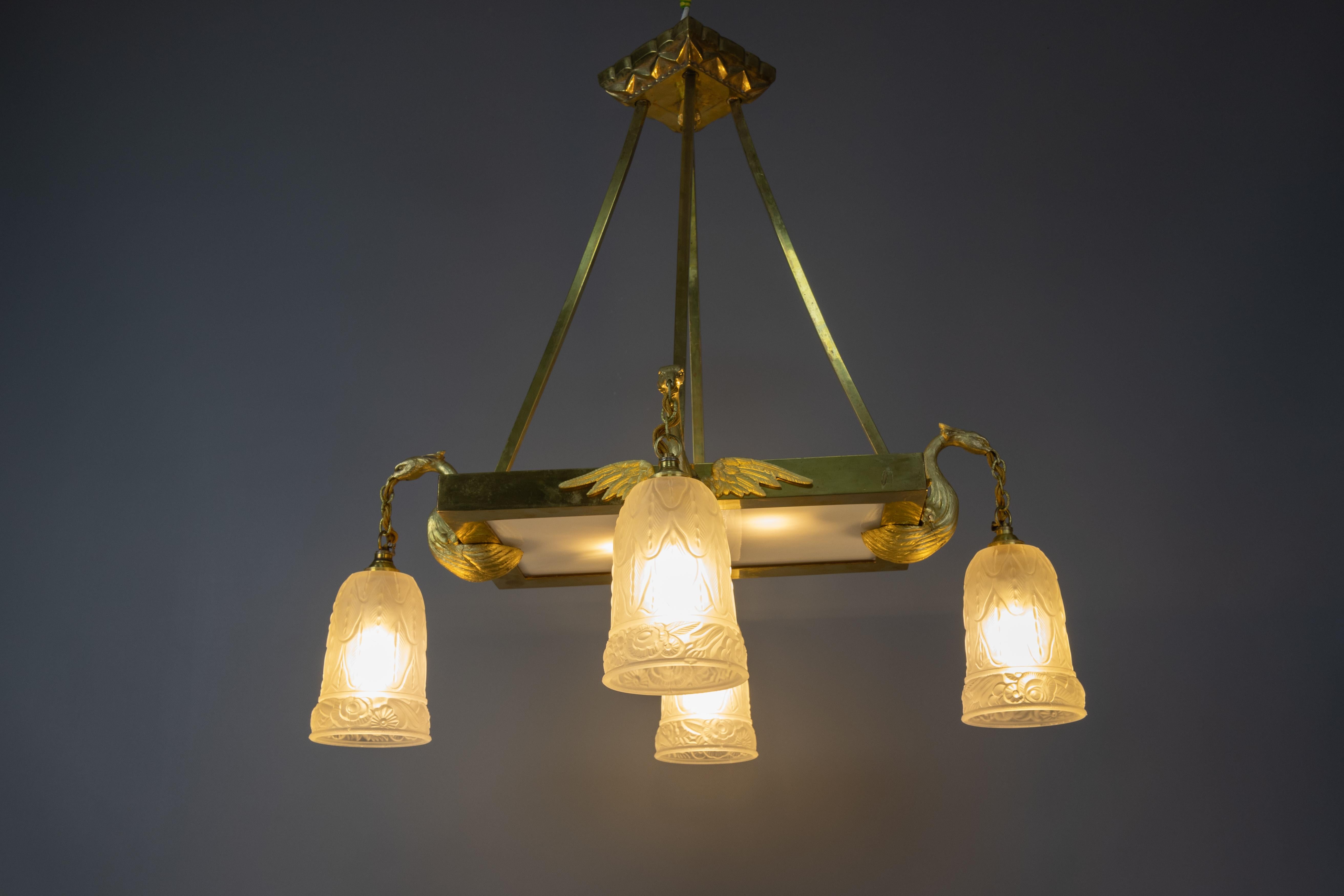 Lustre Art déco français en verre blanc dépoli et laiton avec oiseaux, vers 1920 en vente 6