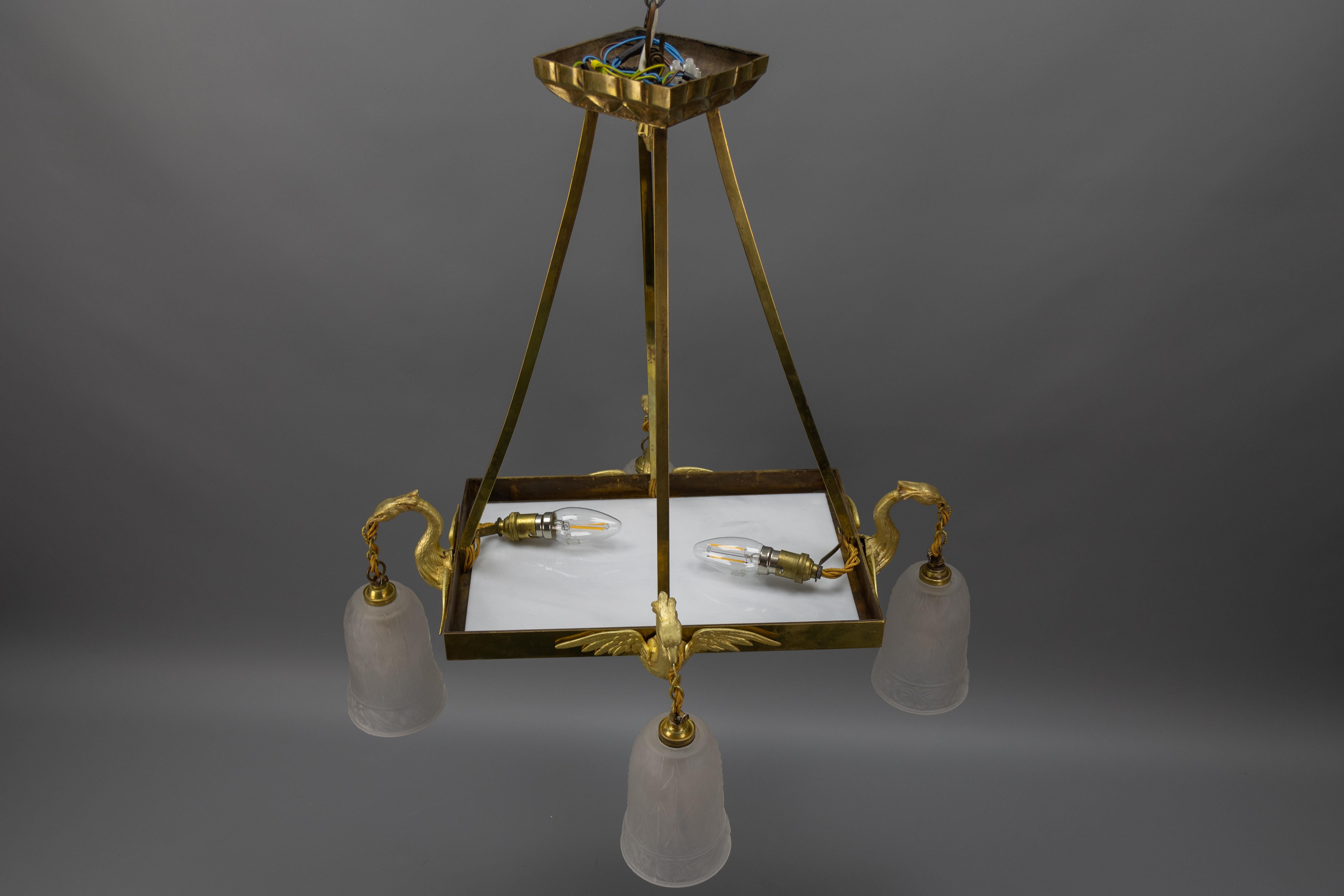 Lustre Art déco français en verre blanc dépoli et laiton avec oiseaux, vers 1920 en vente 11