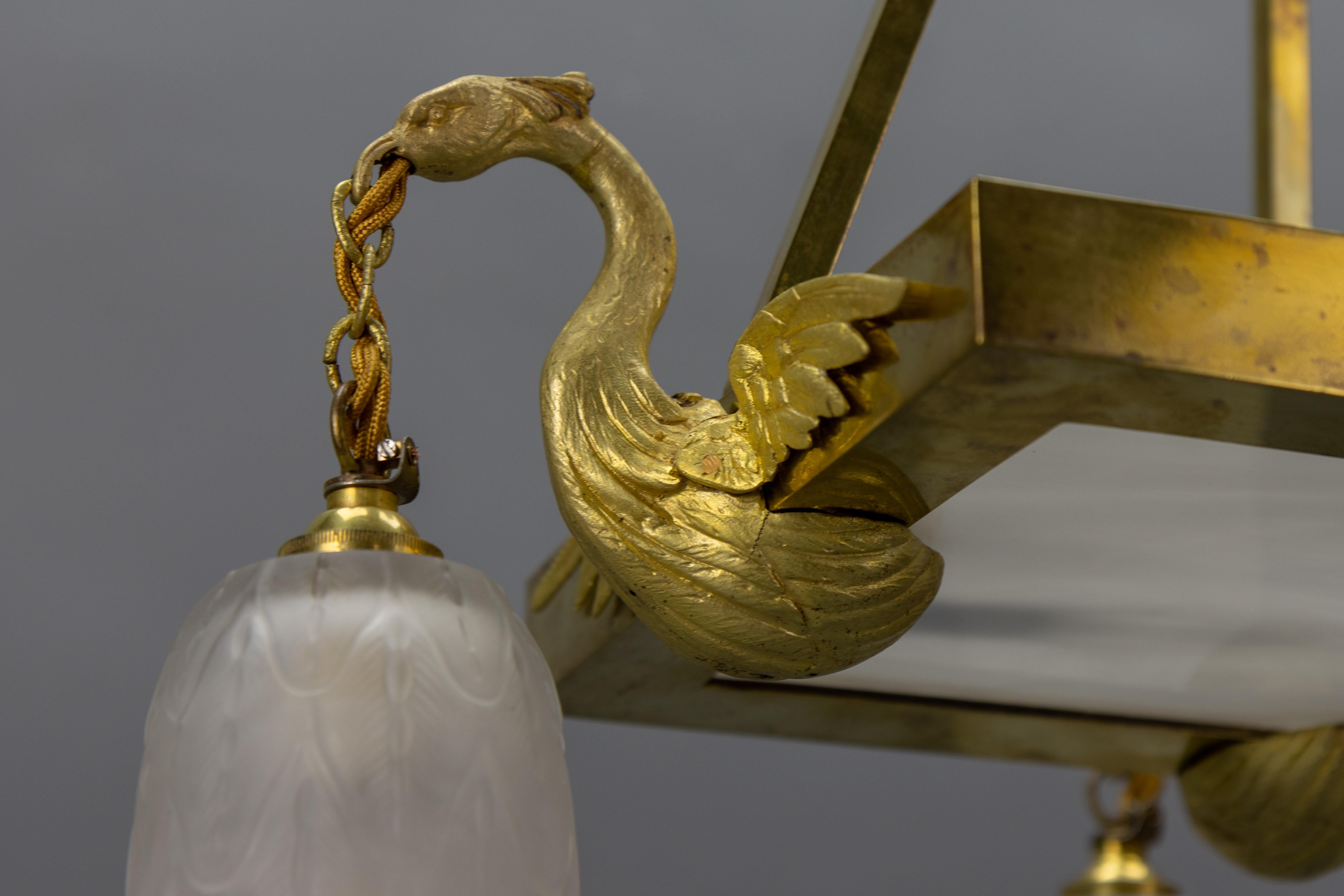 Lustre Art déco français en verre blanc dépoli et laiton avec oiseaux, vers 1920 Bon état - En vente à Barntrup, DE