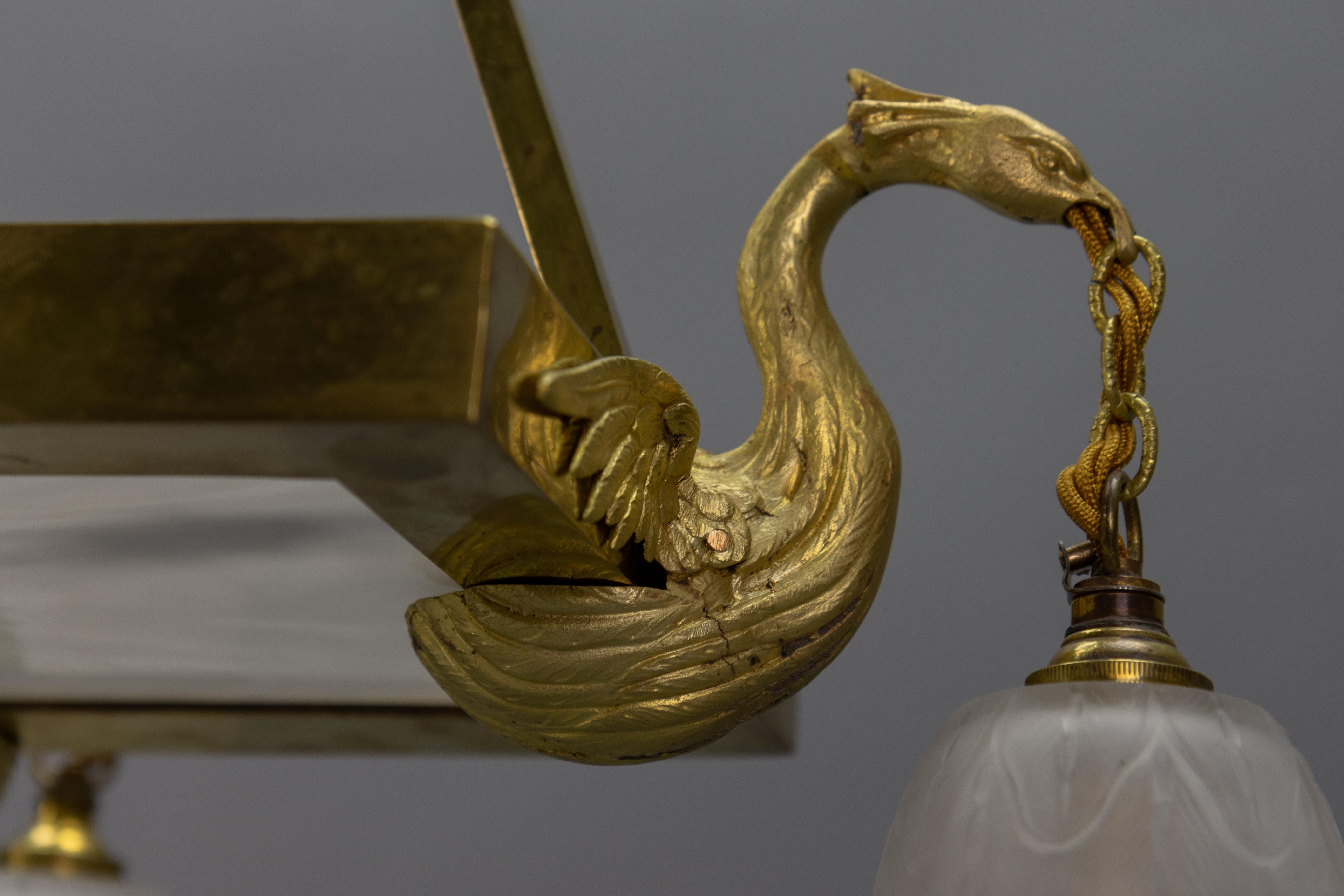 Début du 20ème siècle Lustre Art déco français en verre blanc dépoli et laiton avec oiseaux, vers 1920 en vente