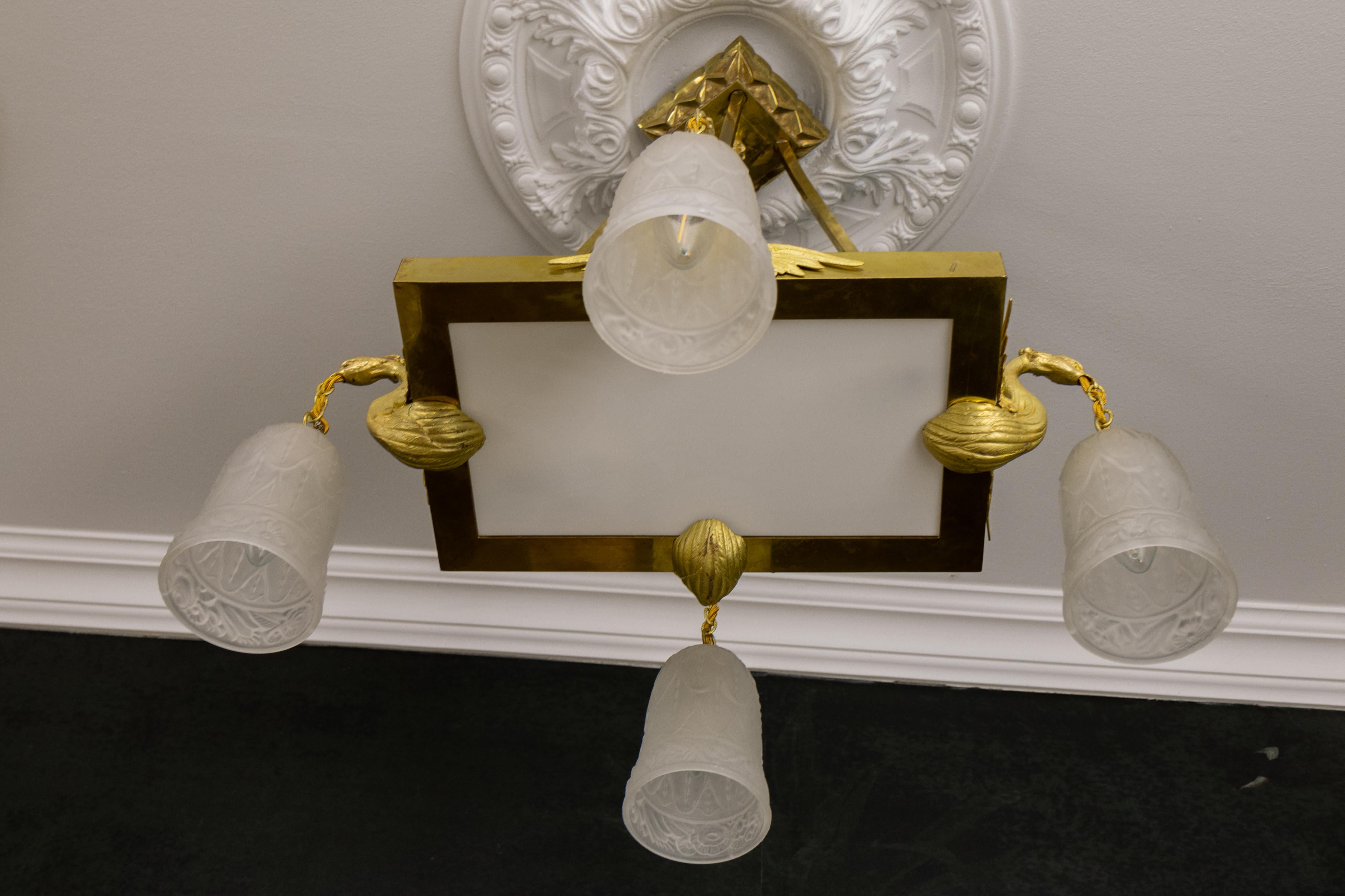 Lustre Art déco français en verre blanc dépoli et laiton avec oiseaux, vers 1920 en vente 1