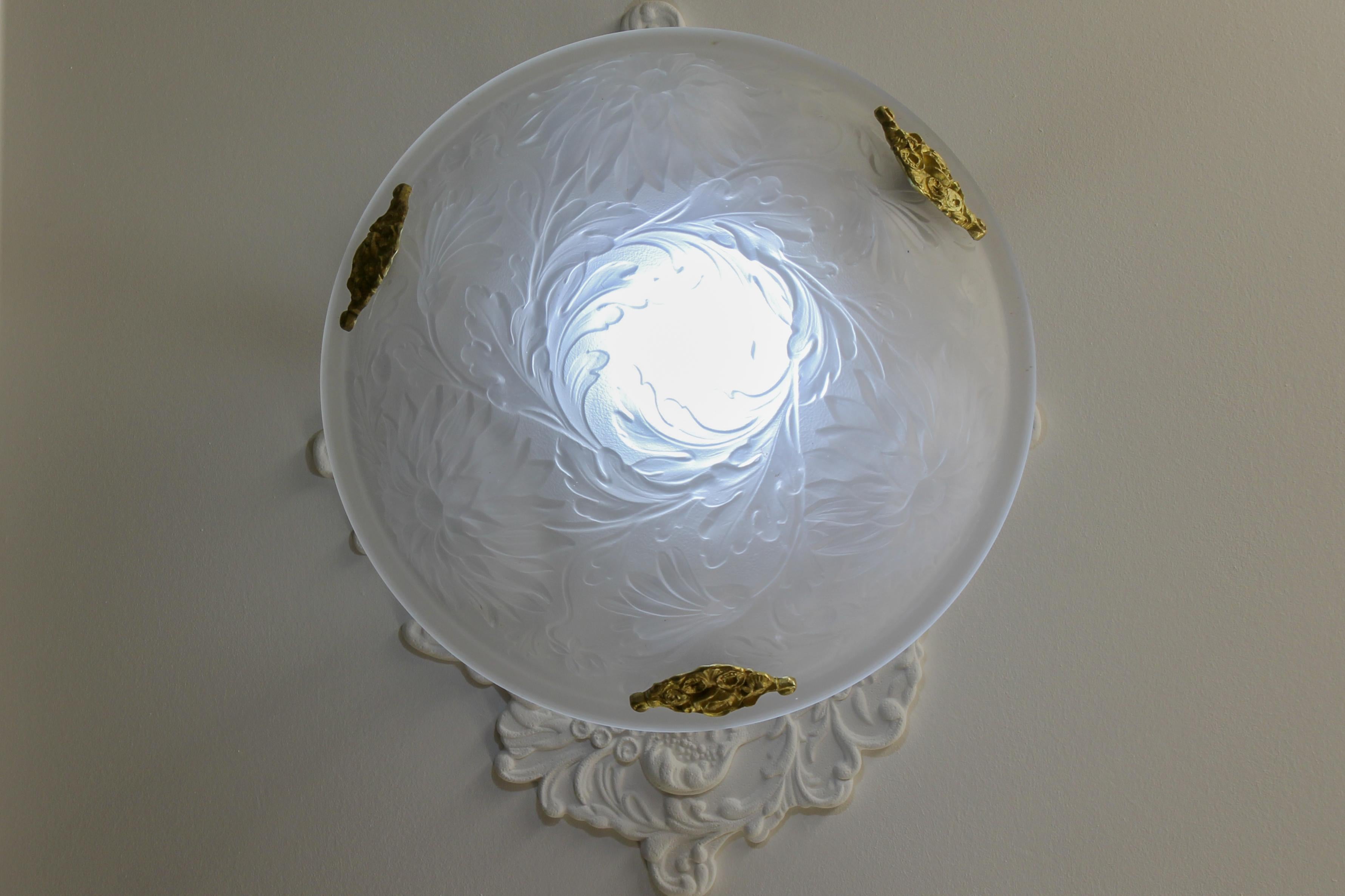 French Art Deco White Frosted Glass and Bronze Pendant Light with Floral Motifs For Sale 5