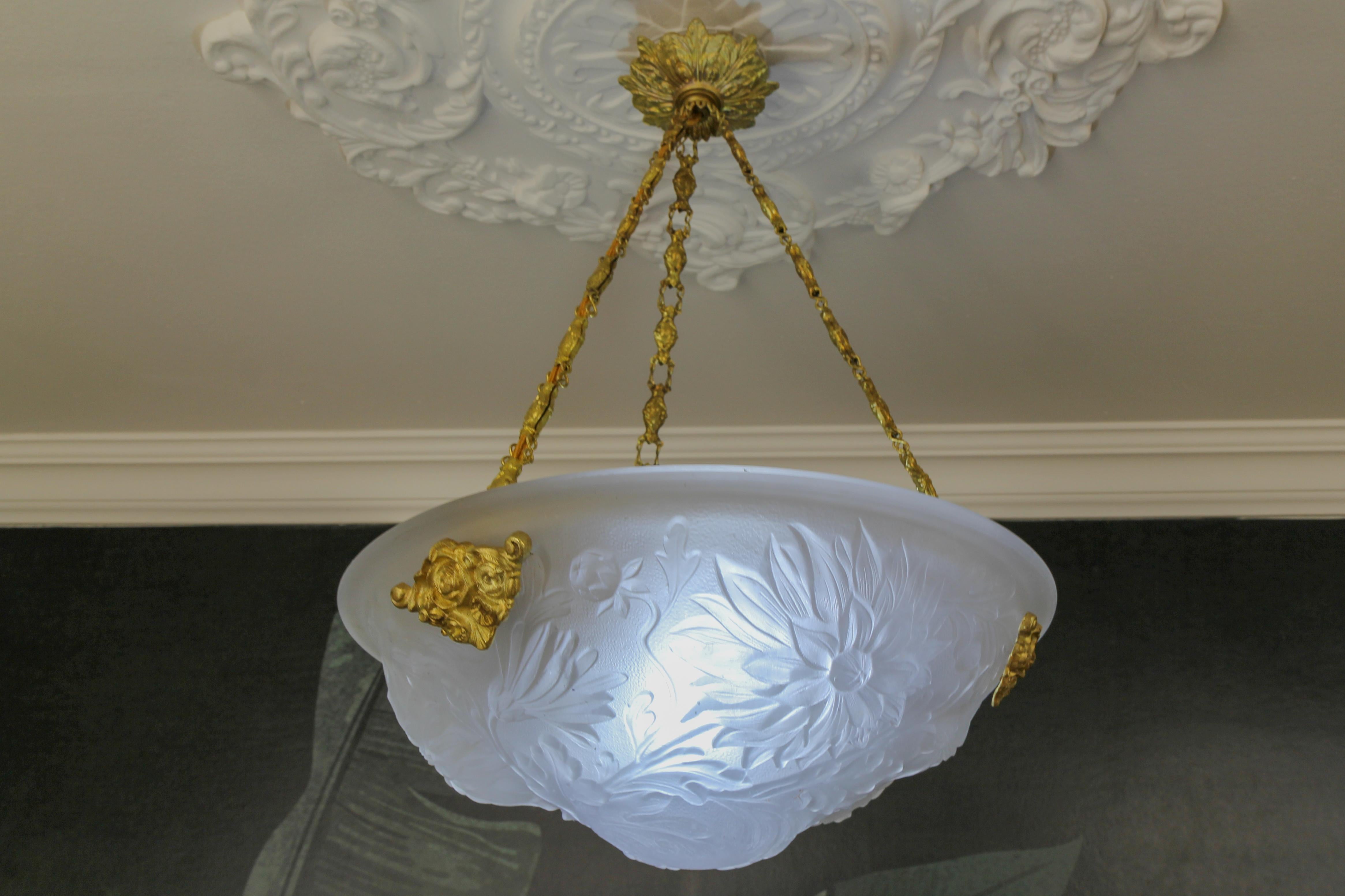 French Art Deco White Frosted Glass and Bronze Pendant Light with Floral Motifs In Good Condition For Sale In Barntrup, DE