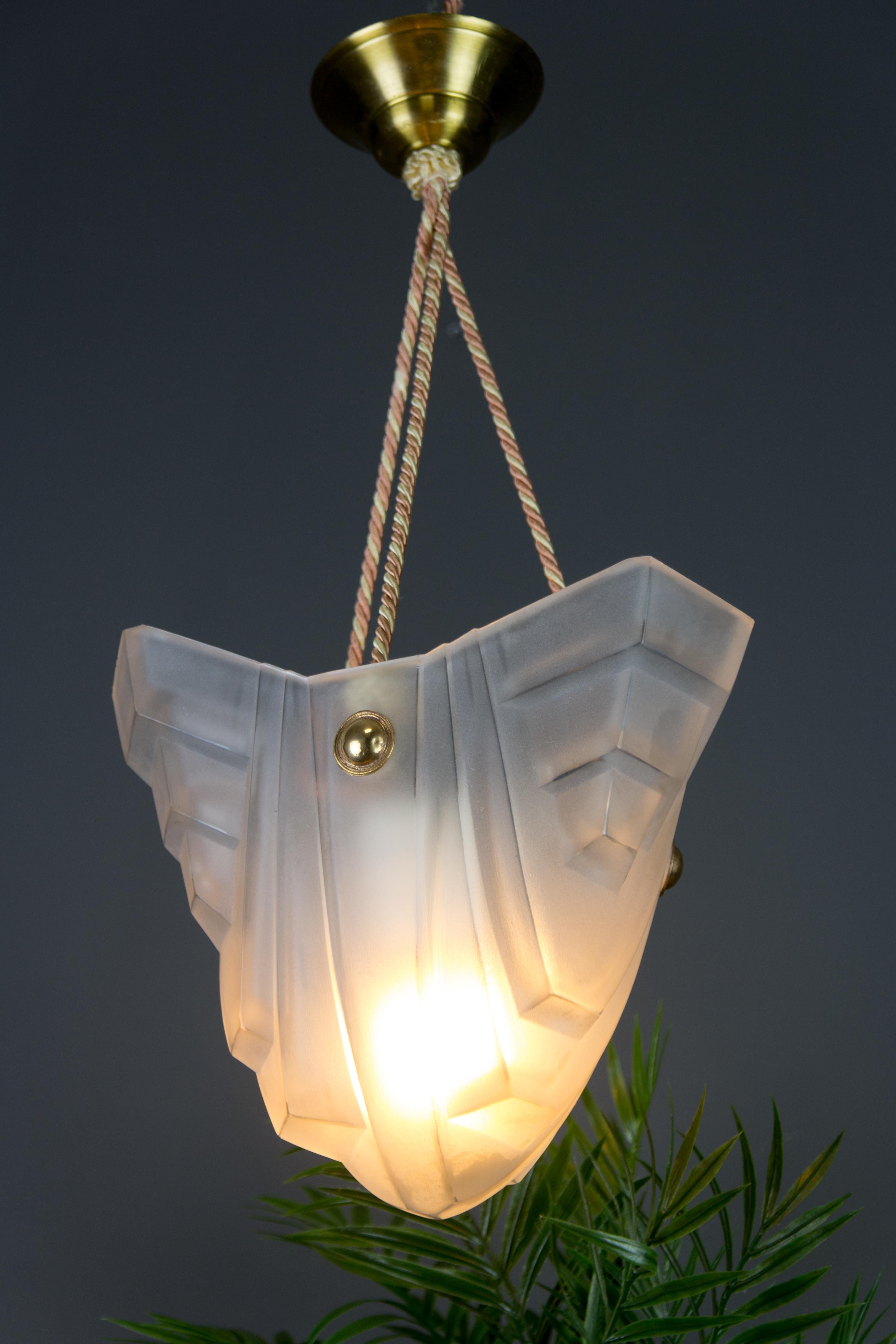 French Art Deco White Frosted Glass Pendant Light by Degué, 1930s In Good Condition In Barntrup, DE