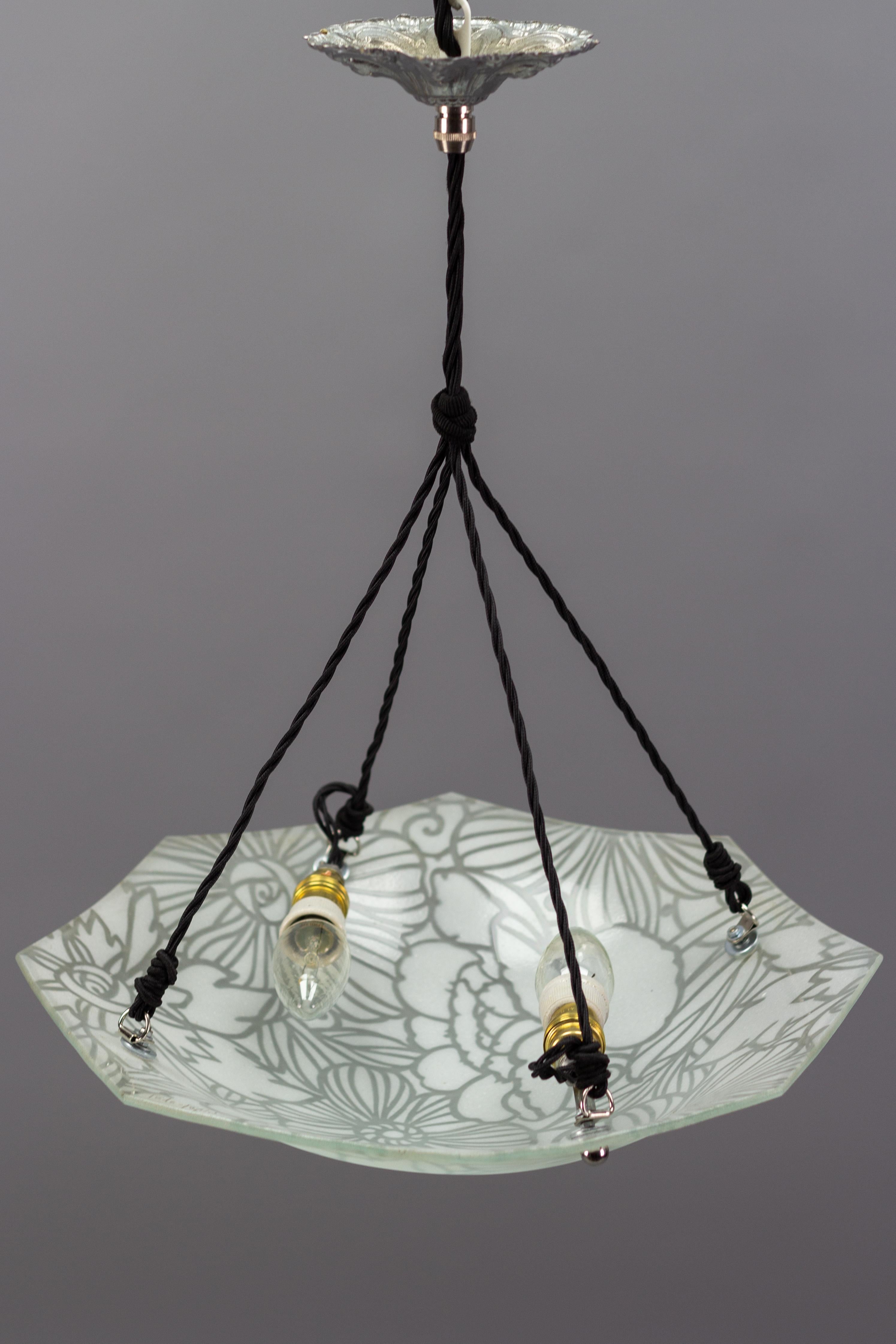 Lampe à suspension à deux lumières en verre blanc Art Déco français signée Loys Lucha en vente 2
