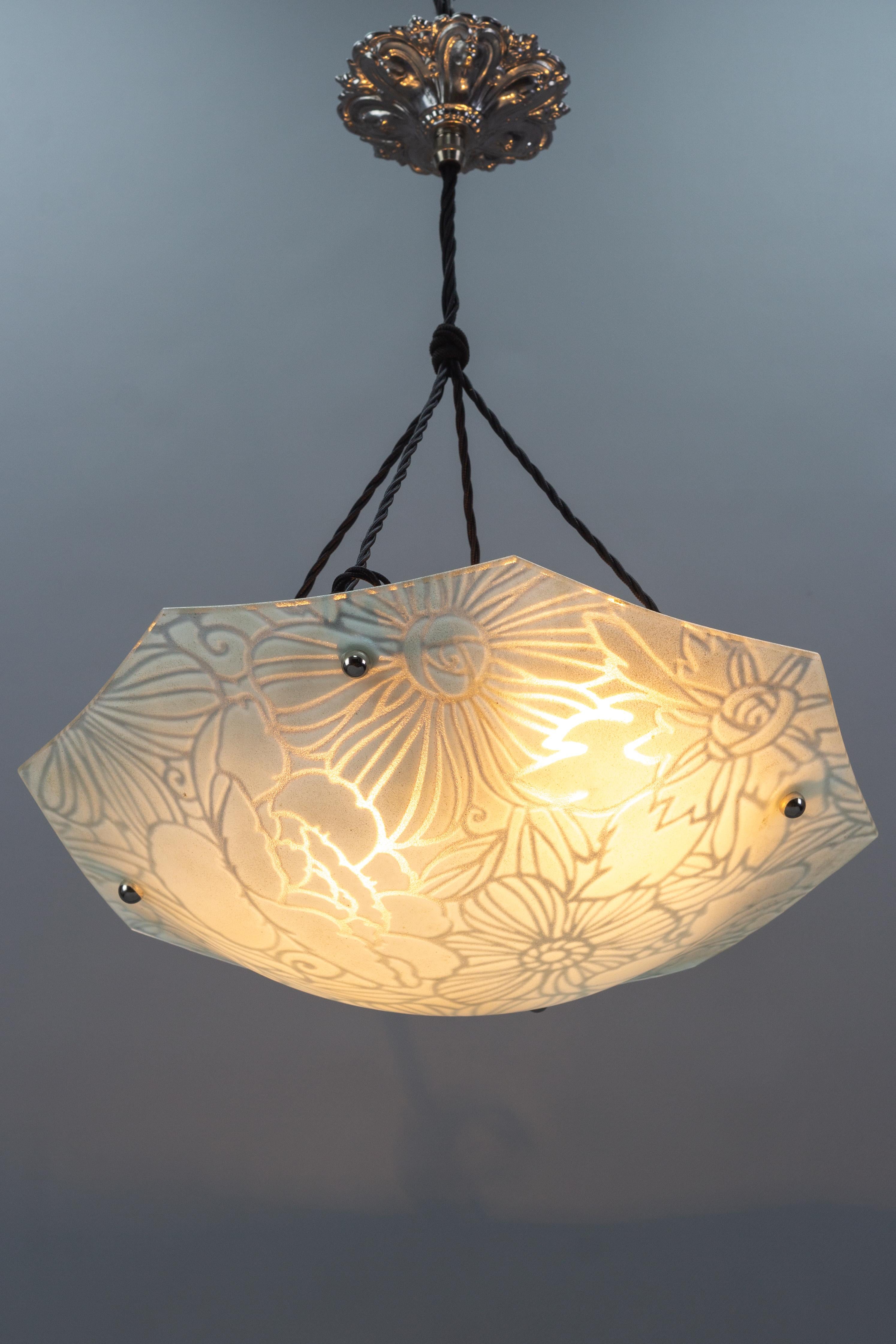 Lampe à suspension à deux lumières en verre blanc Art Déco français signée Loys Lucha en vente 12