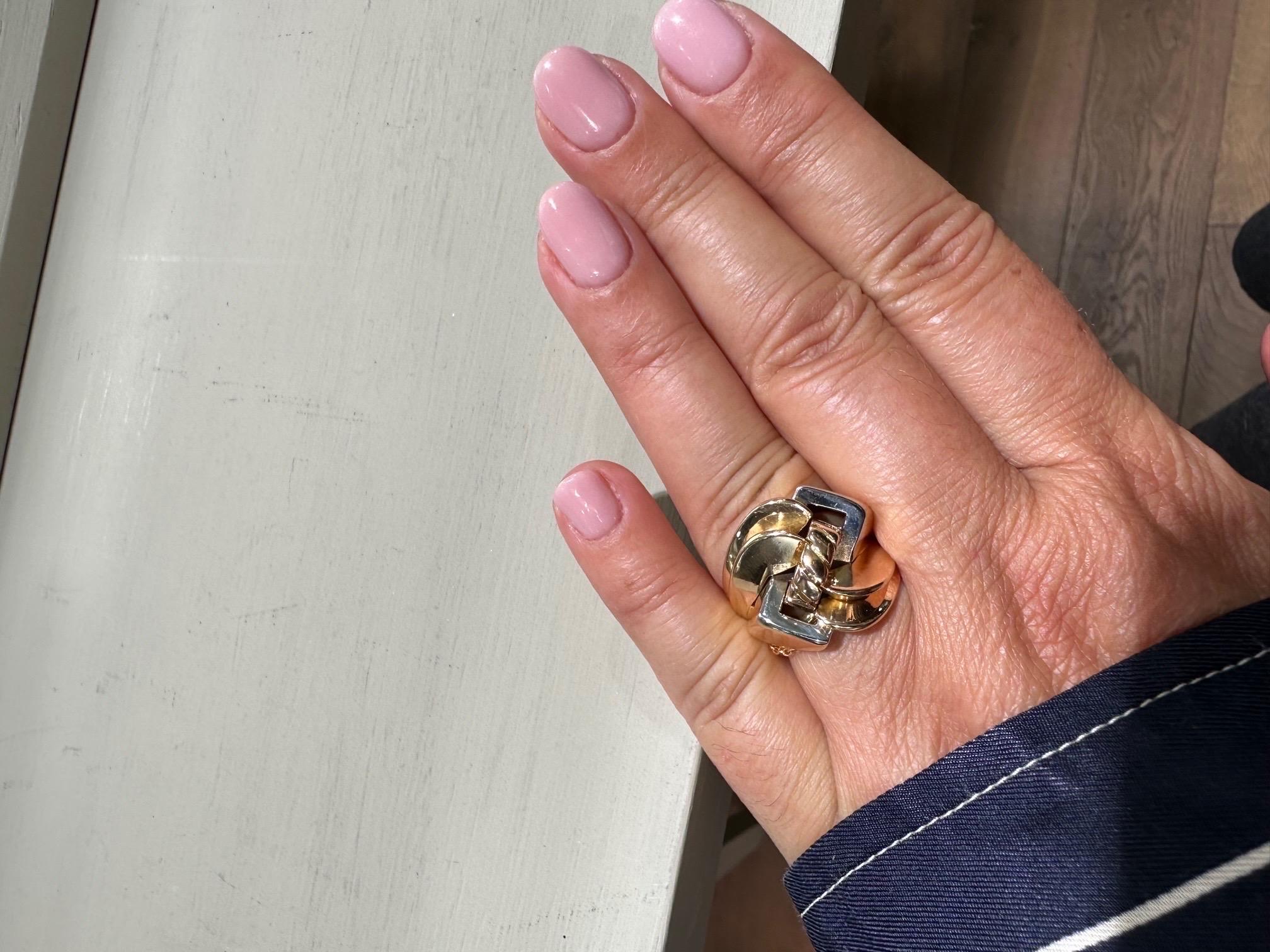 Discover this beautiful French tank ring, a superb piece of jewellery craftsmanship. Carefully crafted in France, this ring perfectly embodies the timeless elegance of Art Deco. This ring is made from 18 carat white and rose gold, providing a solid