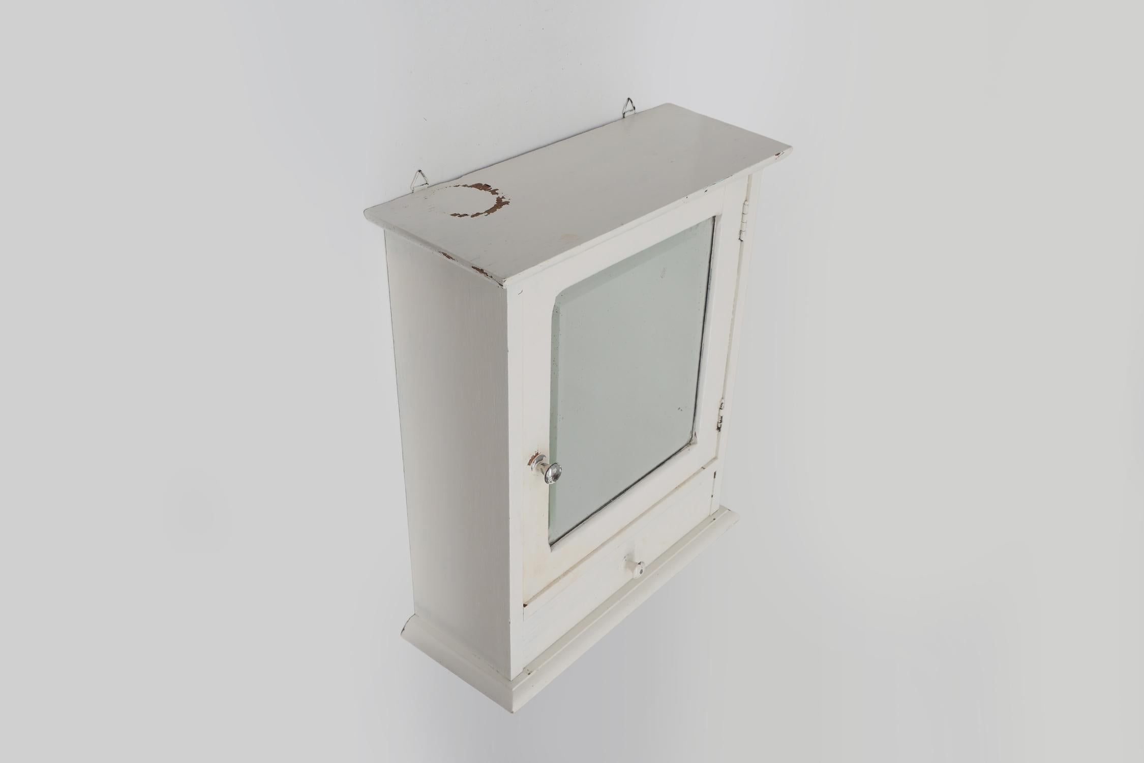 Französischer Art Deco Rasier- oder Medizinschrank aus Eiche mit weißem Spiegel im Angebot 4