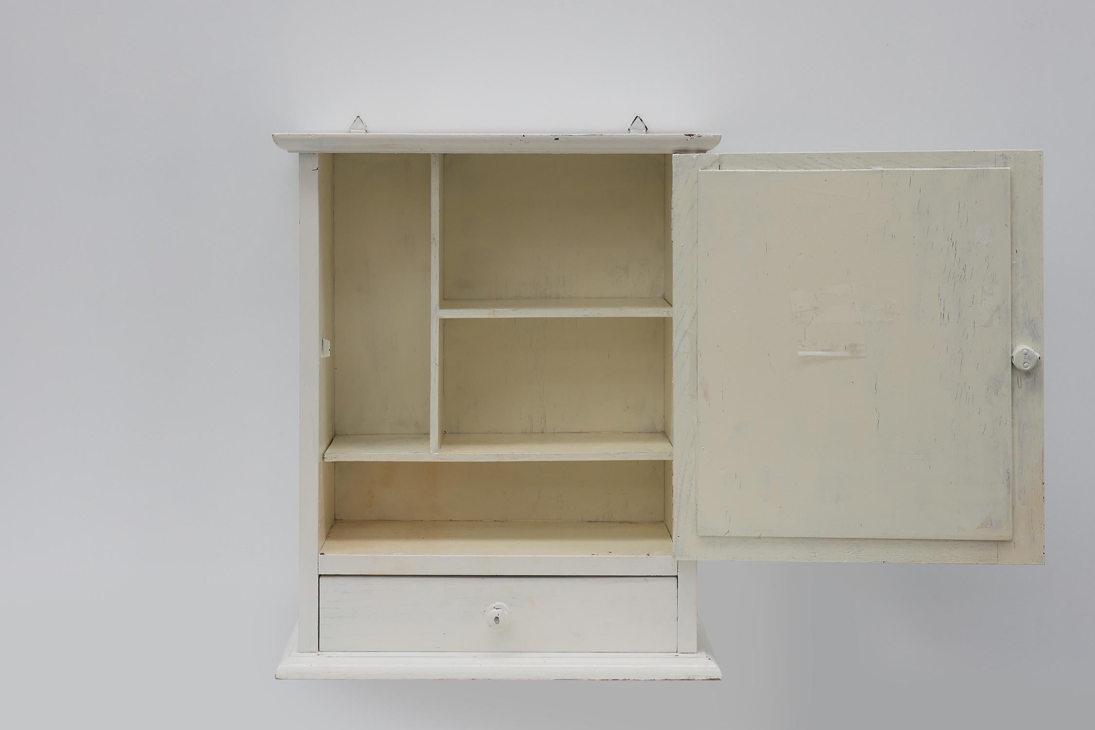 Französischer Art Deco Rasier- oder Medizinschrank aus Eiche mit weißem Spiegel im Zustand „Gut“ im Angebot in Meulebeke, BE