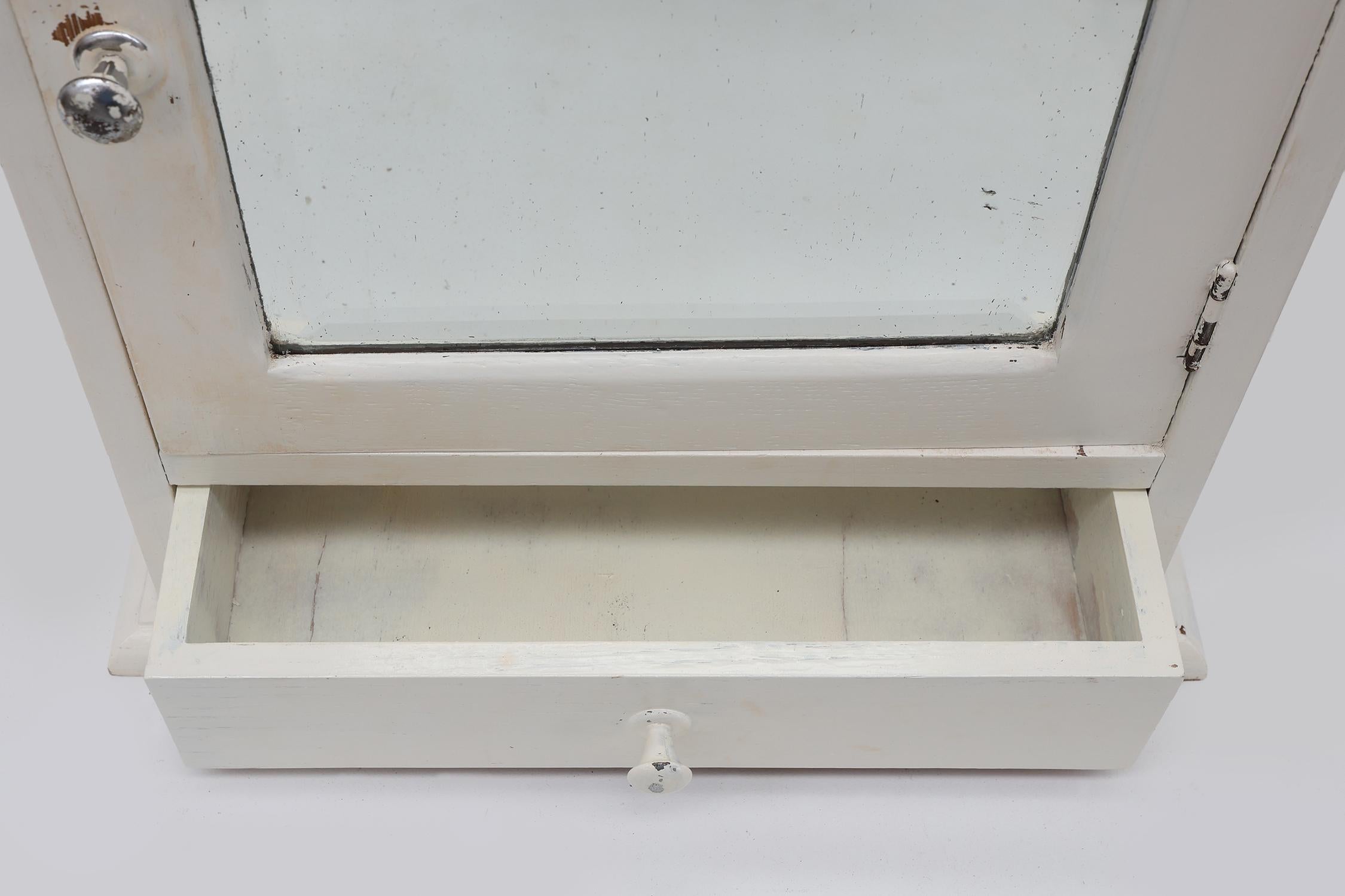 Französischer Art Deco Rasier- oder Medizinschrank aus Eiche mit weißem Spiegel (Frühes 20. Jahrhundert) im Angebot