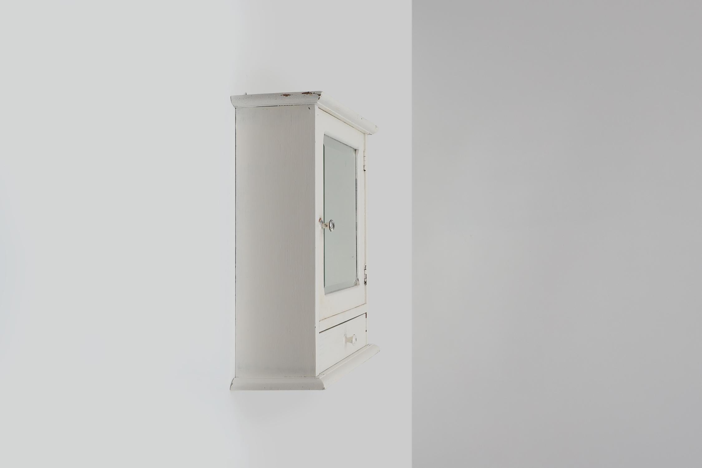 Französischer Art Deco Rasier- oder Medizinschrank aus Eiche mit weißem Spiegel im Angebot 3