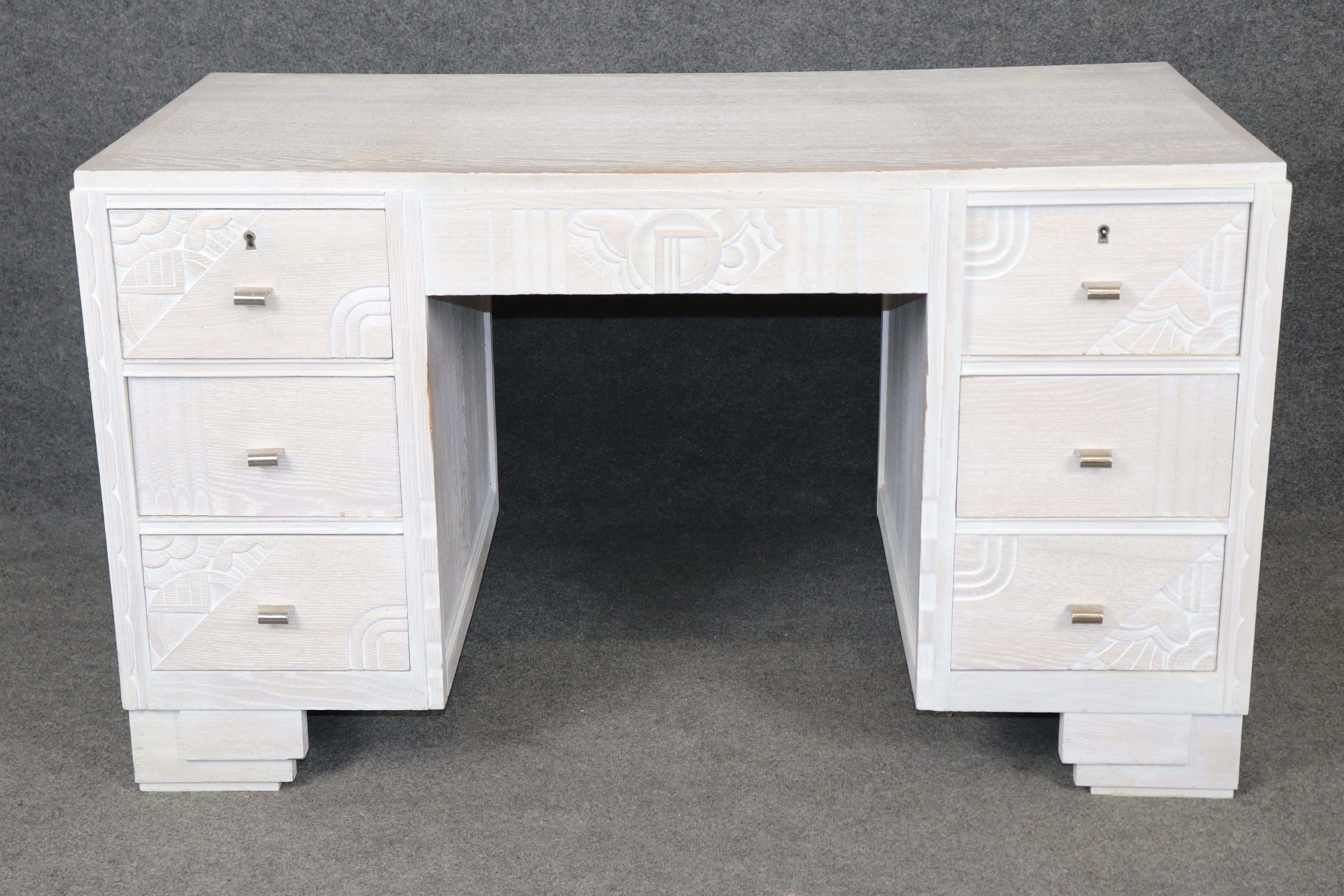 Abmessungen - H: 30 1/2 Zoll  B: 73 1/4 Zoll T: 37 1/2 Zoll 

Dieser markante französische Art-Déco-Schreibtisch ist ein raffiniertes Beispiel für europäisches Design des frühen 20. Jahrhunderts, das zeitlose Funktionalität mit den kühnen