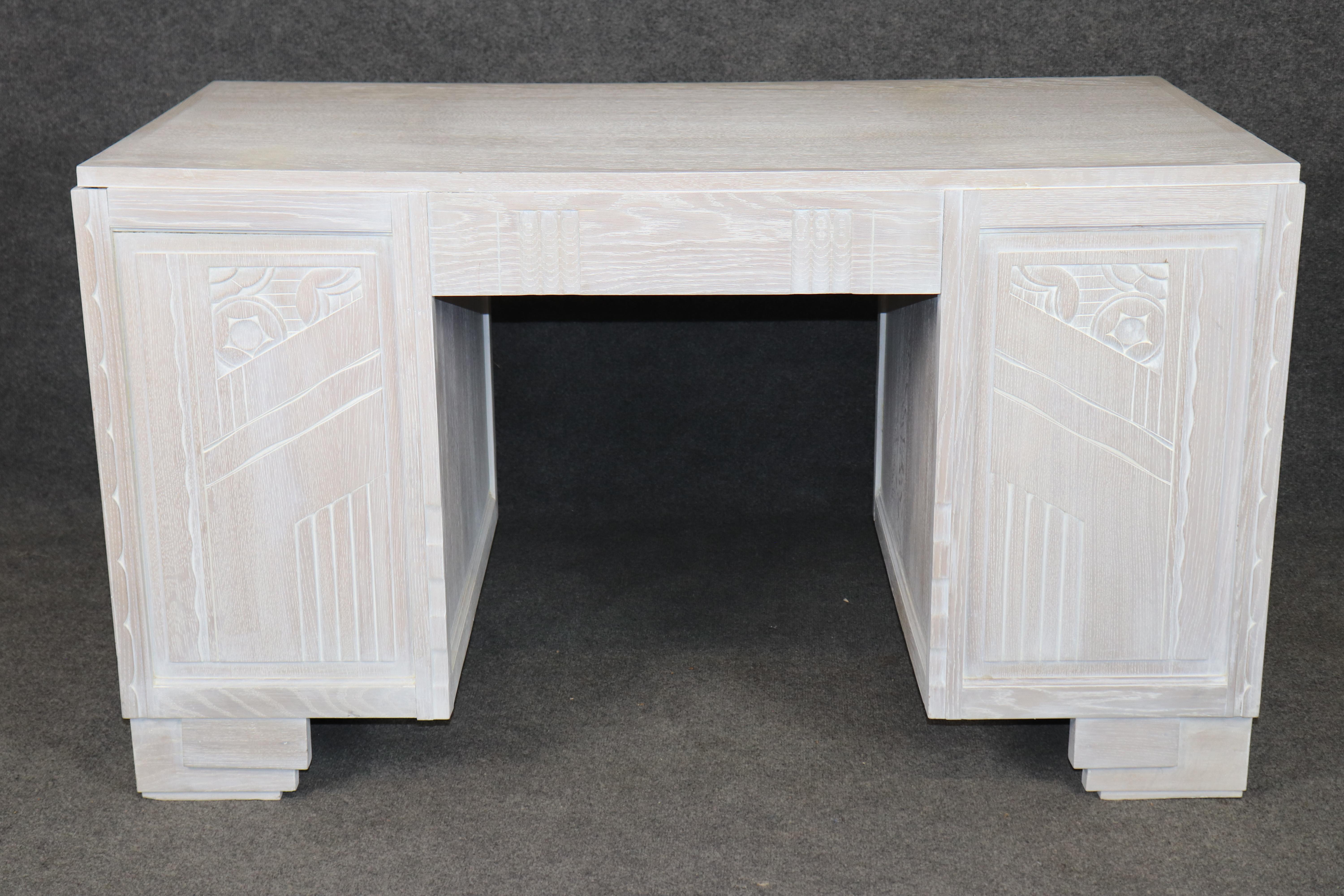 Französisch Art Deco Weiß Farbe dekoriert Eiche Schreibtisch im Zustand „Gut“ im Angebot in Swedesboro, NJ