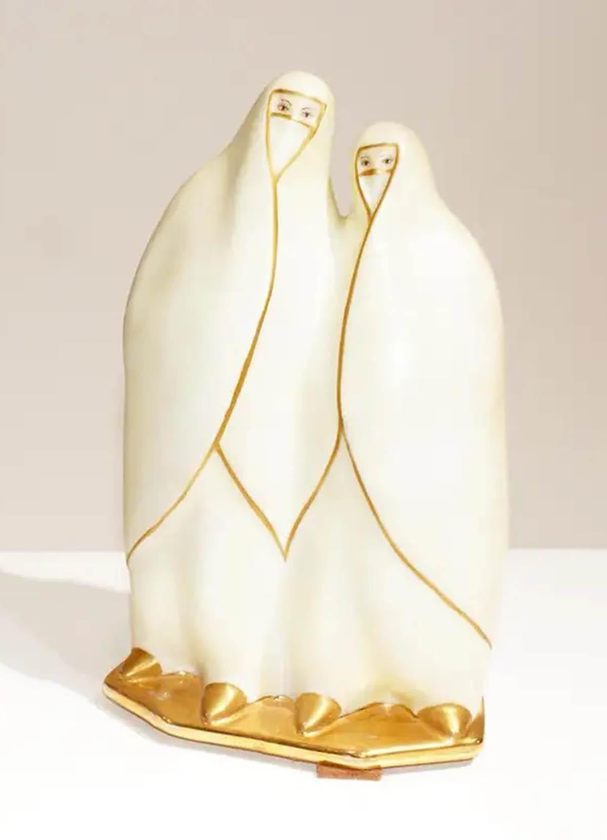Veilleuse française Art Déco de femmes bédouines en porcelaine, avec garniture dorée. 
Très beau quand les lumières sont allumées. Signé au verso 