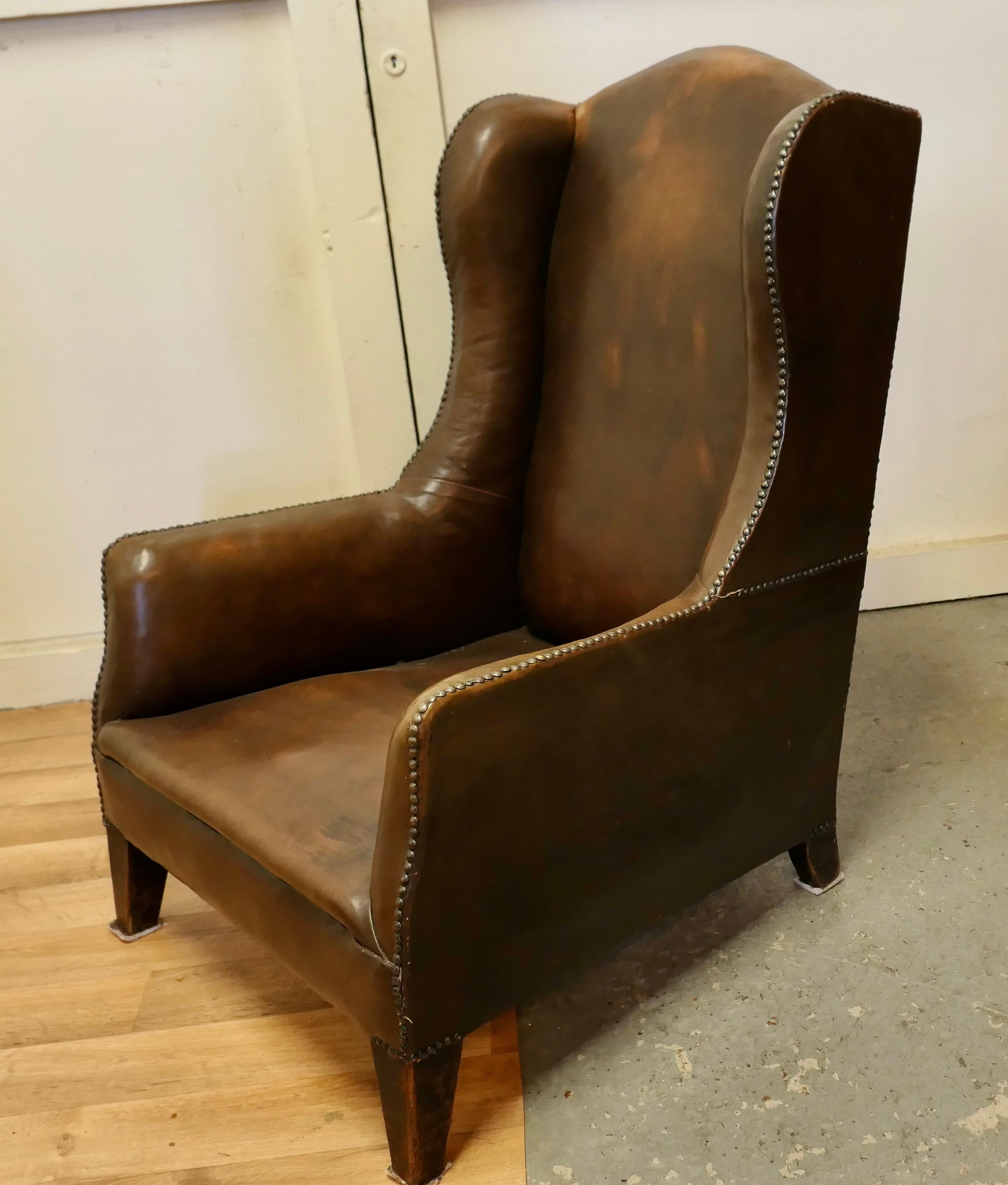 20ième siècle Chaise Art Déco française à dossier à oreilles, en cuir marron foncé en vente